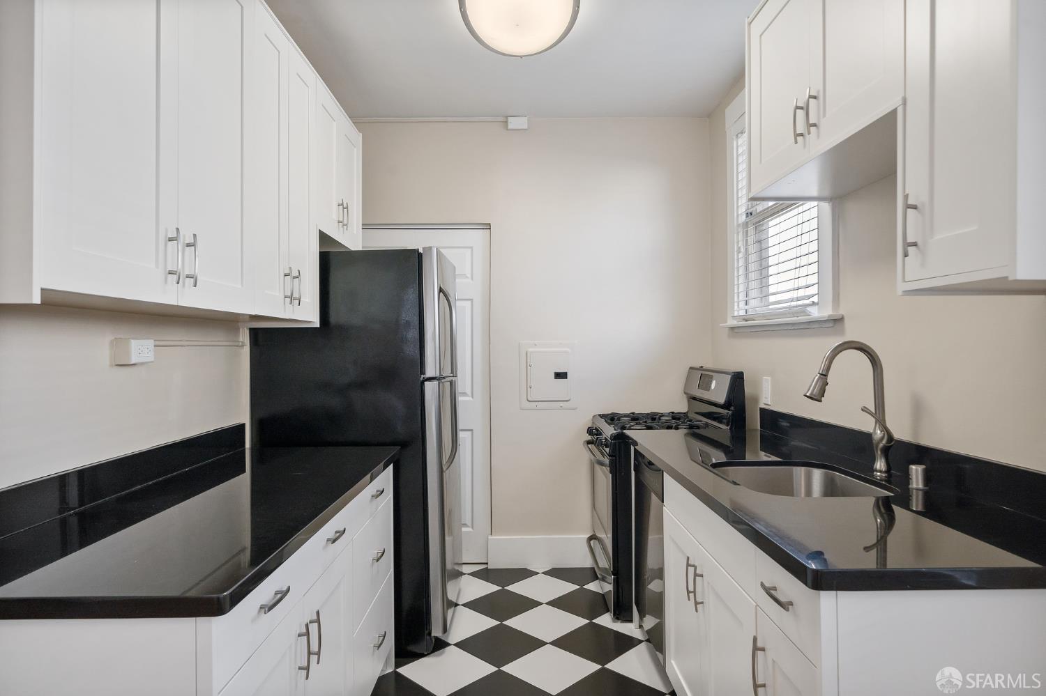 Detail Gallery Image 4 of 14 For 1375 Sacramento St #1,  San Francisco,  CA 94109 - 2 Beds | 1 Baths