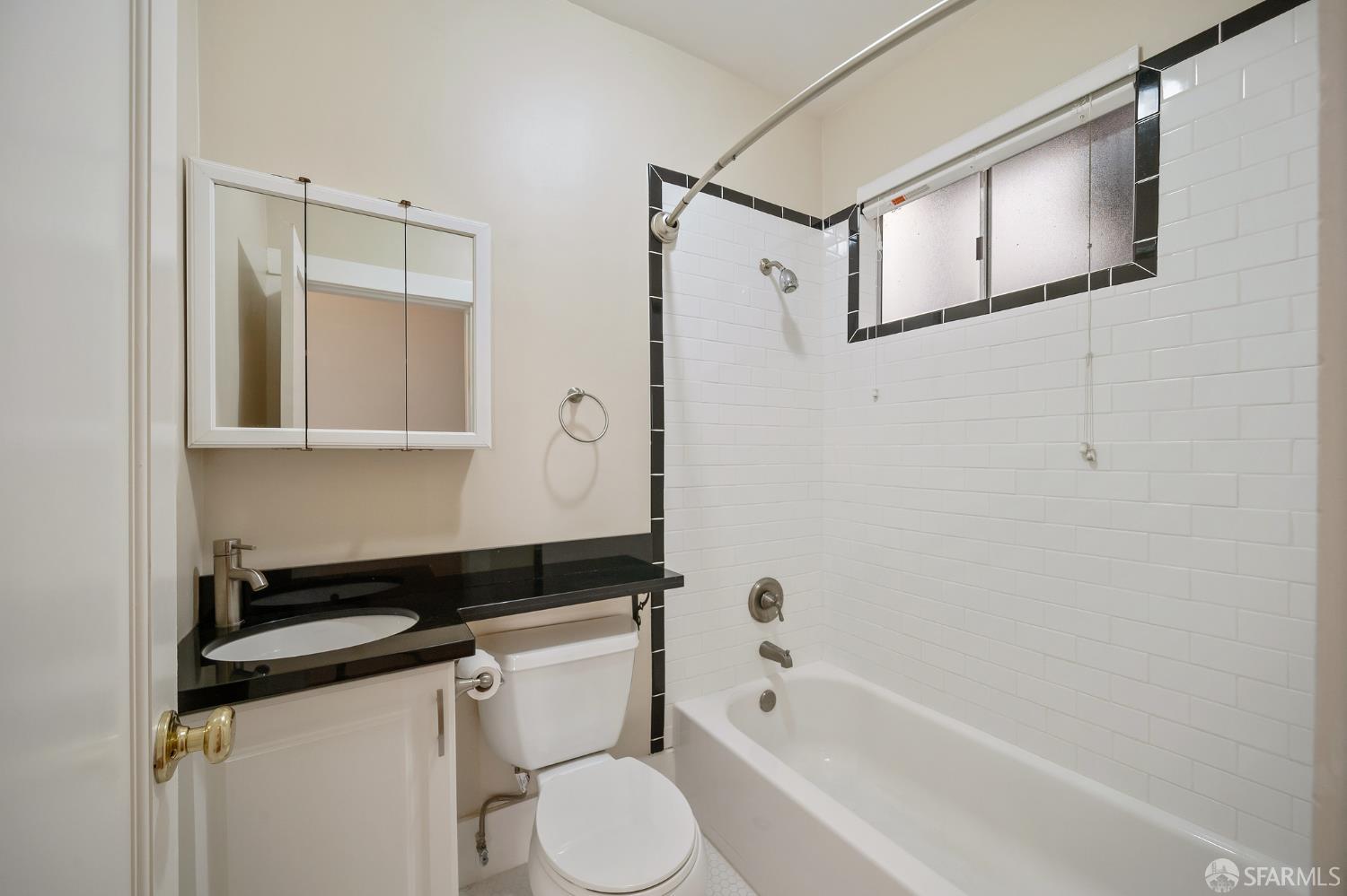 Detail Gallery Image 14 of 14 For 1375 Sacramento St #1,  San Francisco,  CA 94109 - 2 Beds | 1 Baths