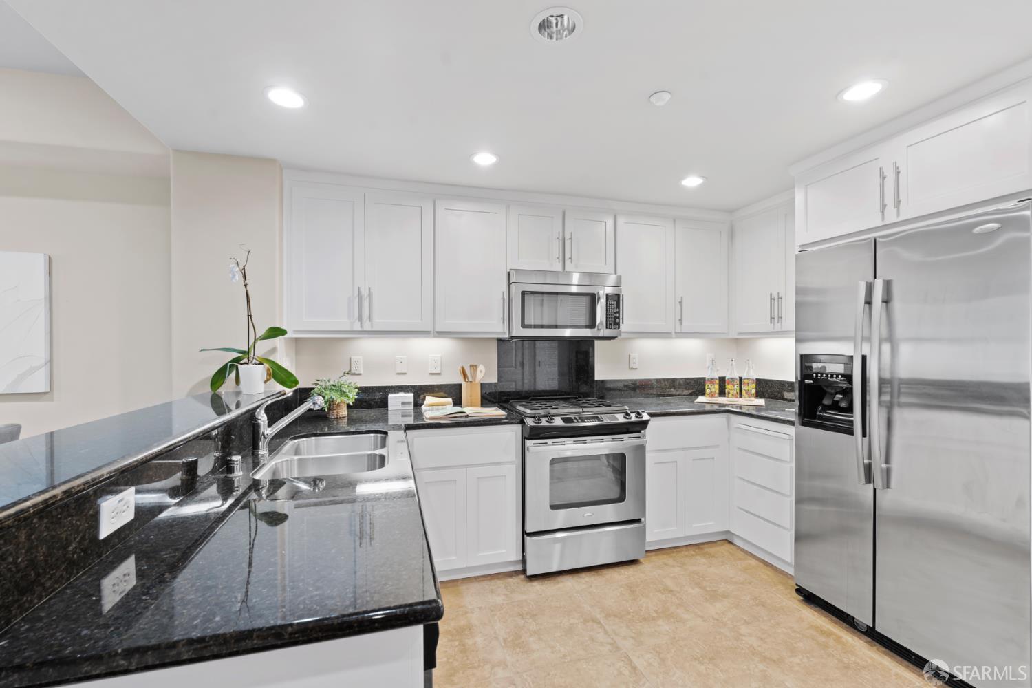 Detail Gallery Image 8 of 45 For 219 E Crystal Cove Ter, San Francisco,  CA 94134 - 4 Beds | 4 Baths