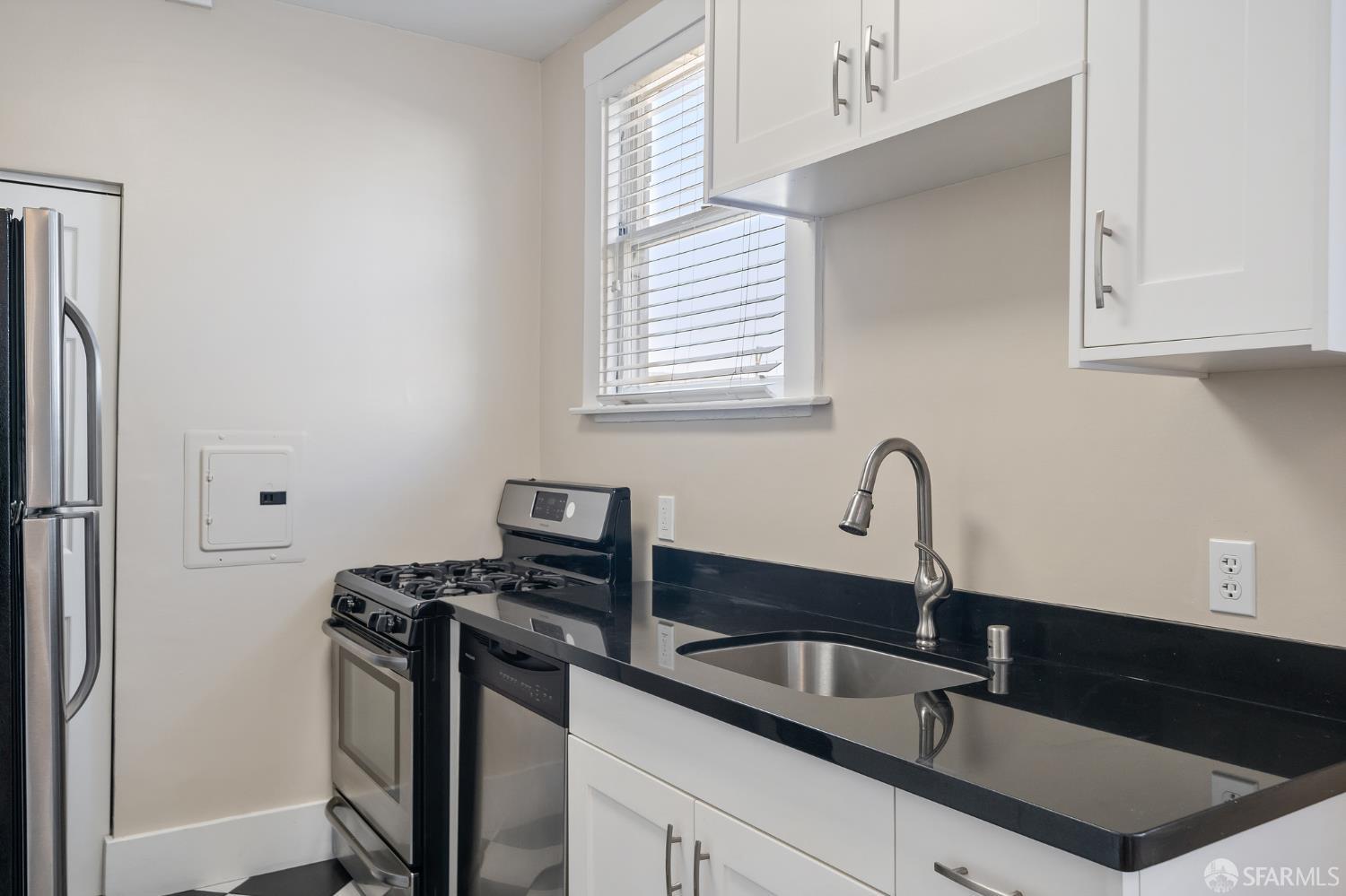 Detail Gallery Image 6 of 14 For 1375 Sacramento St #1,  San Francisco,  CA 94109 - 2 Beds | 1 Baths