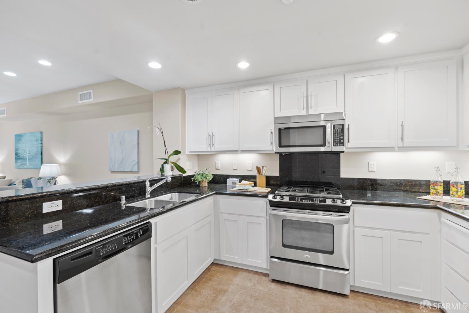 Detail Gallery Image 9 of 45 For 219 E Crystal Cove Ter, San Francisco,  CA 94134 - 4 Beds | 4 Baths