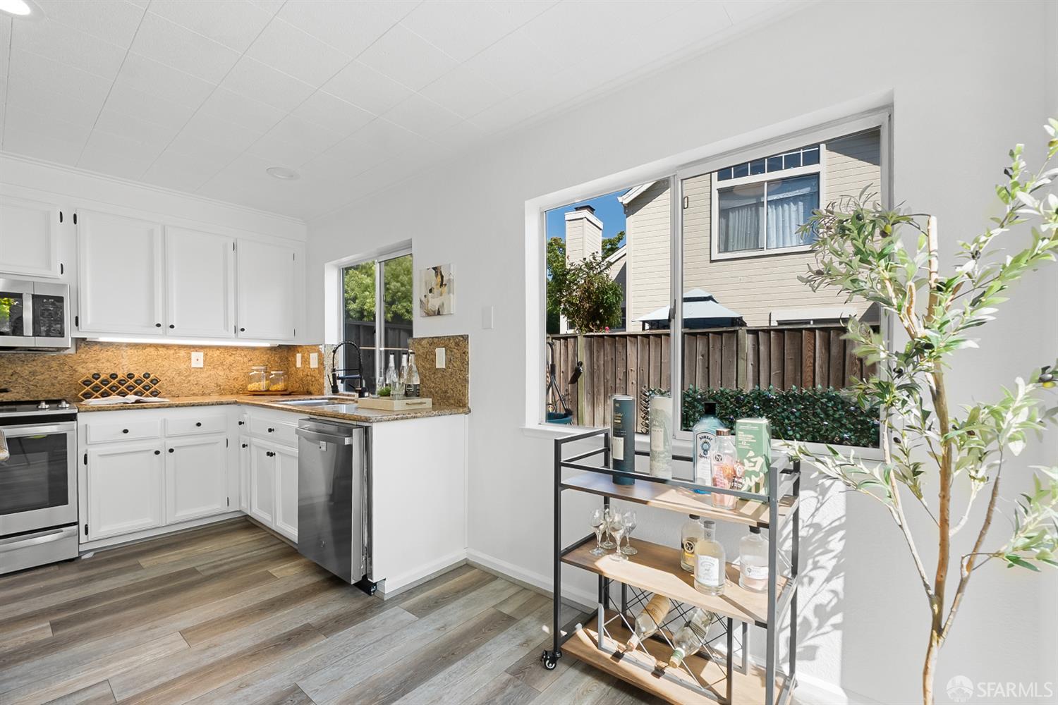Detail Gallery Image 6 of 23 For 36 Bannister Way, Alameda,  CA 94502 - 2 Beds | 2/1 Baths