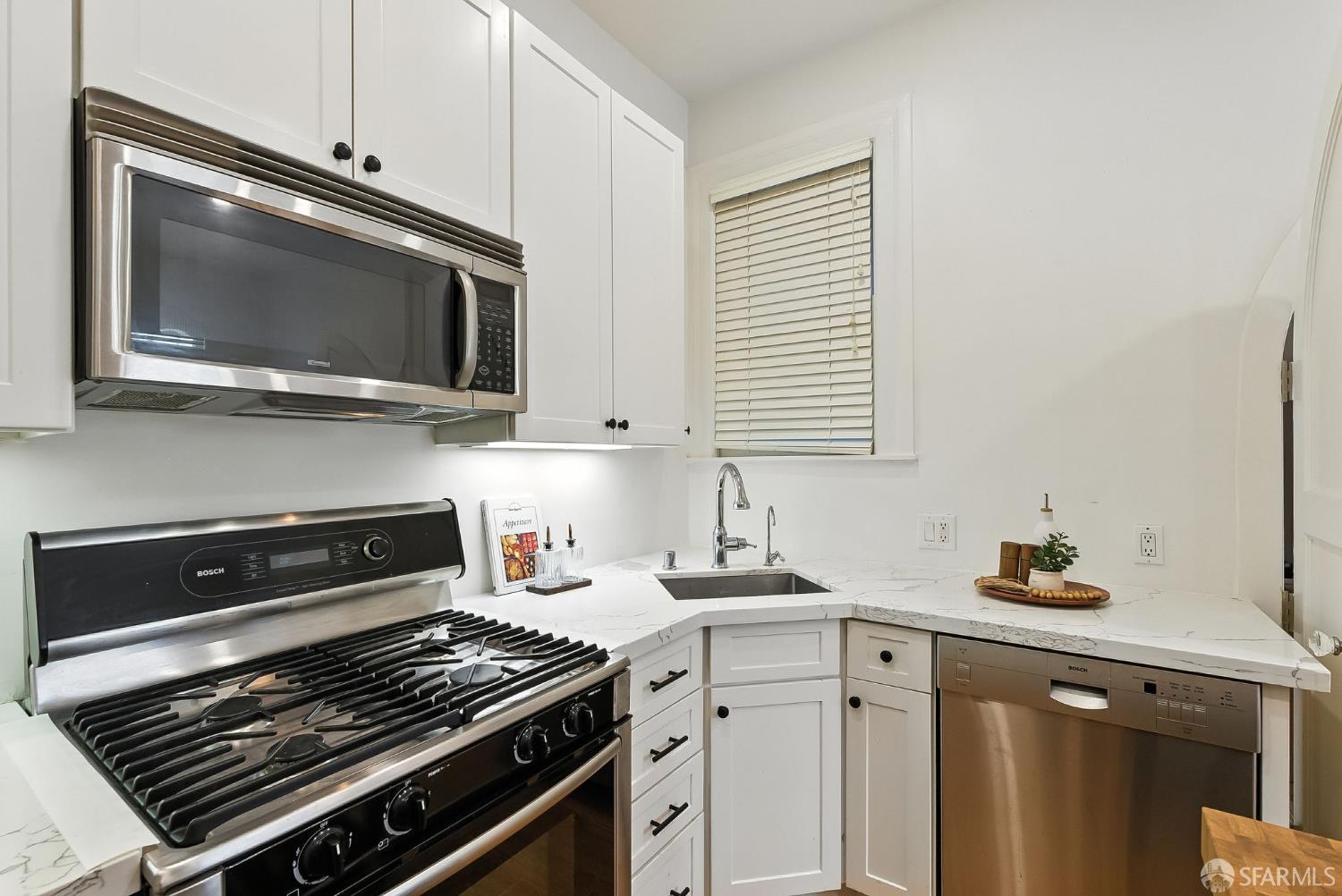 Detail Gallery Image 8 of 33 For 66 Pleasant St, San Francisco,  CA 94108 - 2 Beds | 2 Baths