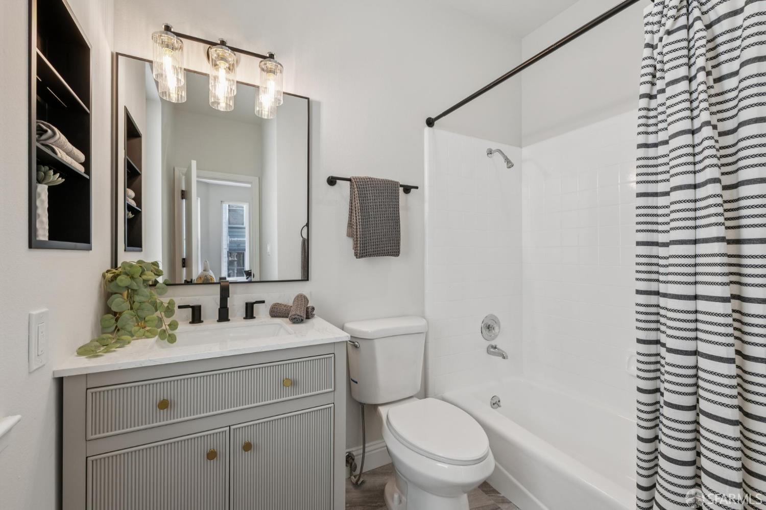 Detail Gallery Image 25 of 33 For 370 Waller St #3,  San Francisco,  CA 94117 - 2 Beds | 2/1 Baths