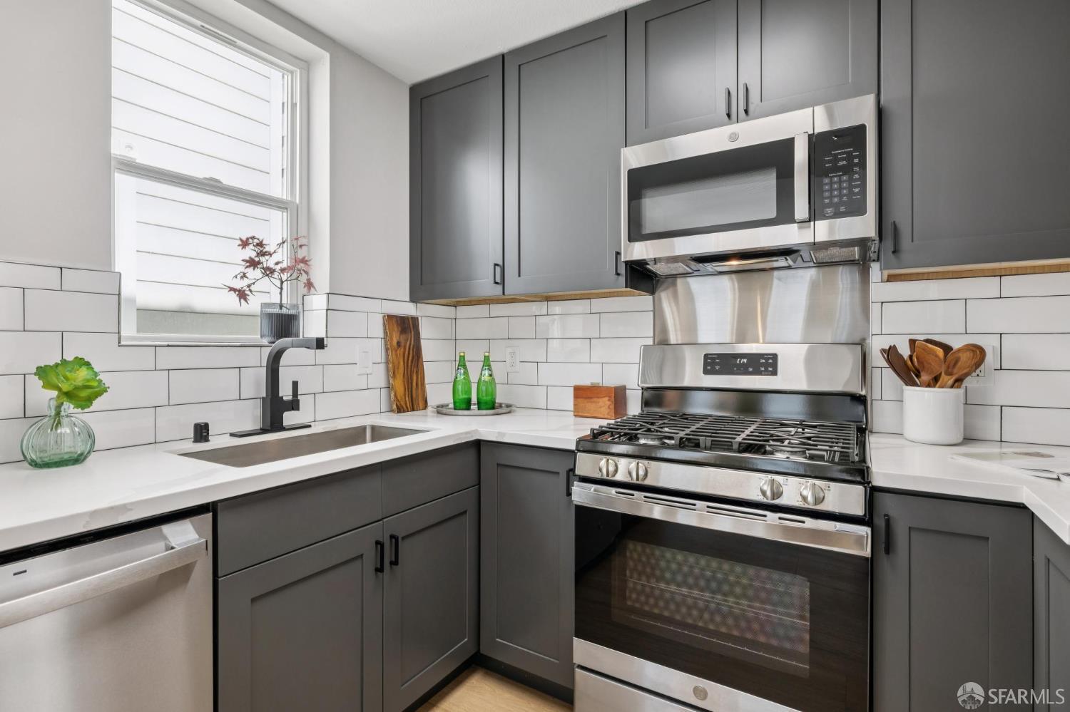 Detail Gallery Image 13 of 33 For 370 Waller St #3,  San Francisco,  CA 94117 - 2 Beds | 2/1 Baths