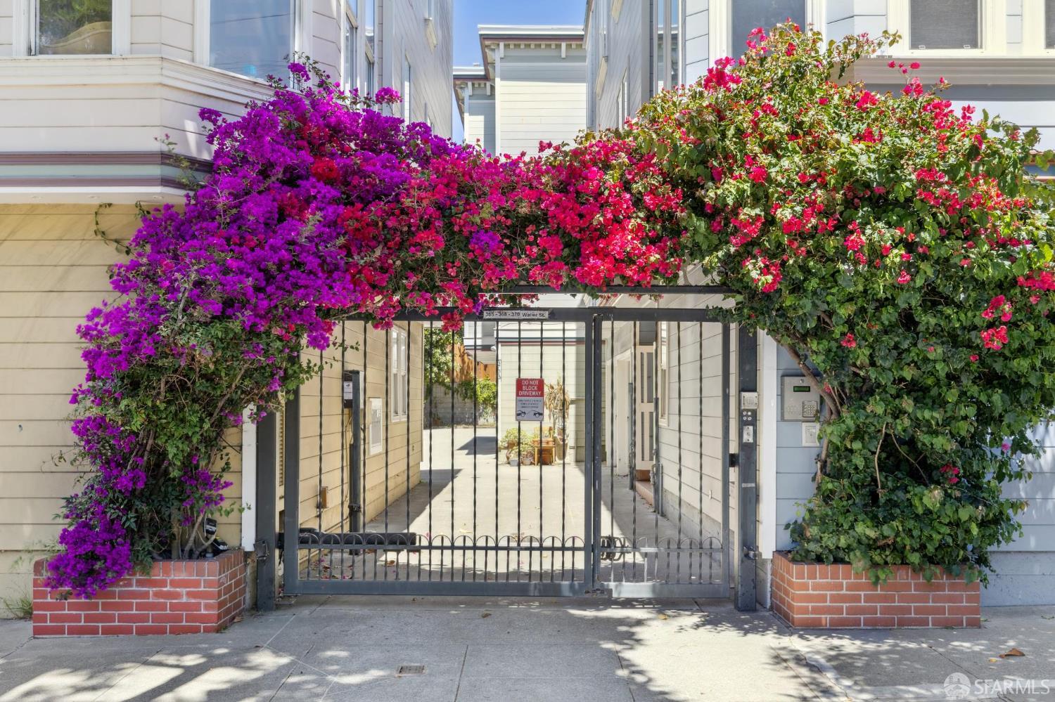 Detail Gallery Image 2 of 33 For 370 Waller St #3,  San Francisco,  CA 94117 - 2 Beds | 2/1 Baths