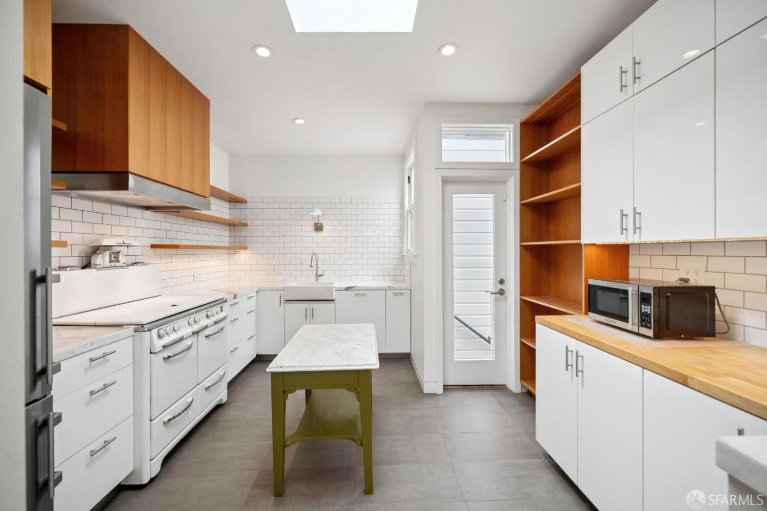 Detail Gallery Image 6 of 22 For 363 Monticello St, San Francisco,  CA 94132 - 2 Beds | 1 Baths