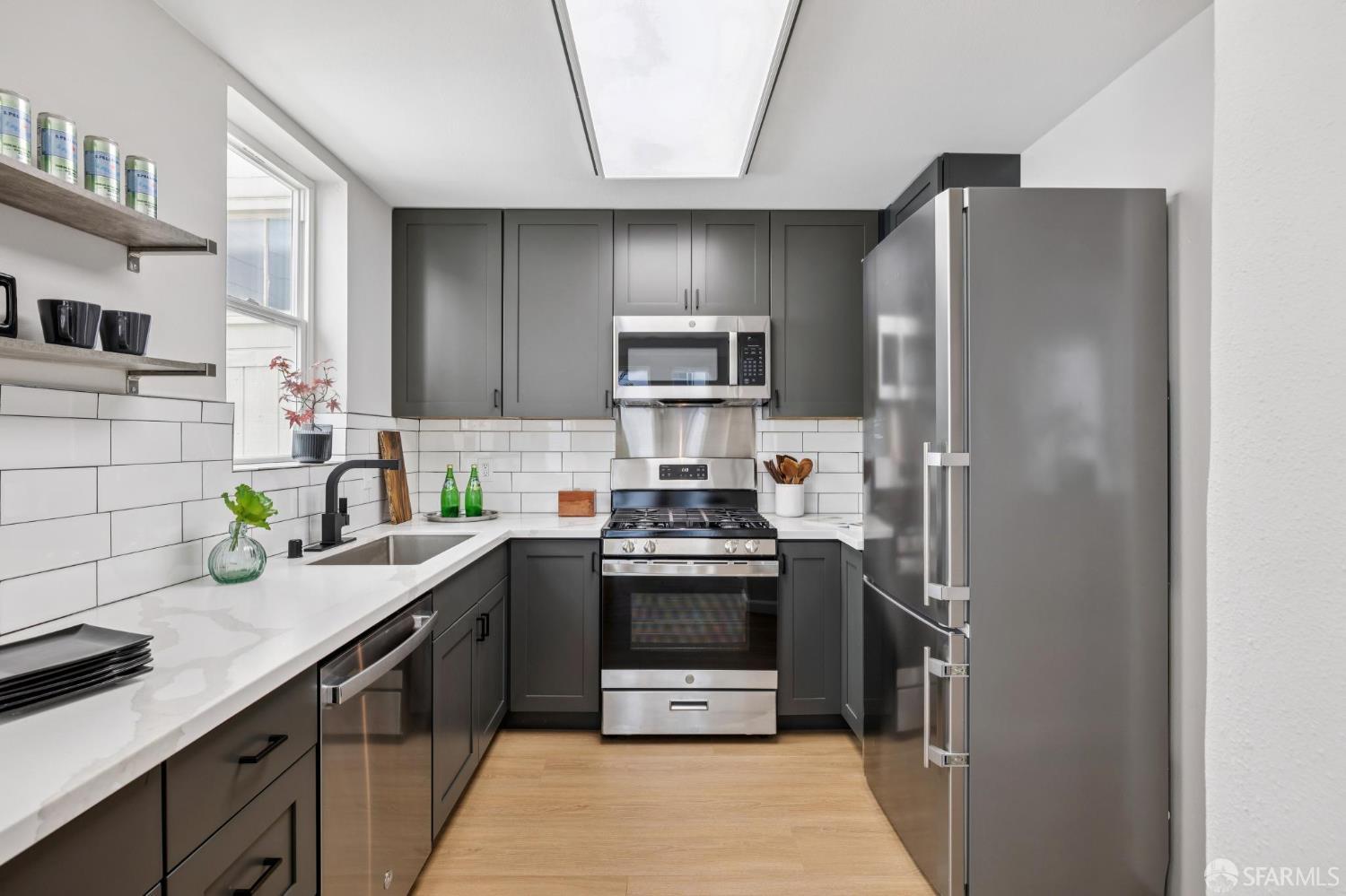Detail Gallery Image 12 of 33 For 370 Waller St #3,  San Francisco,  CA 94117 - 2 Beds | 2/1 Baths