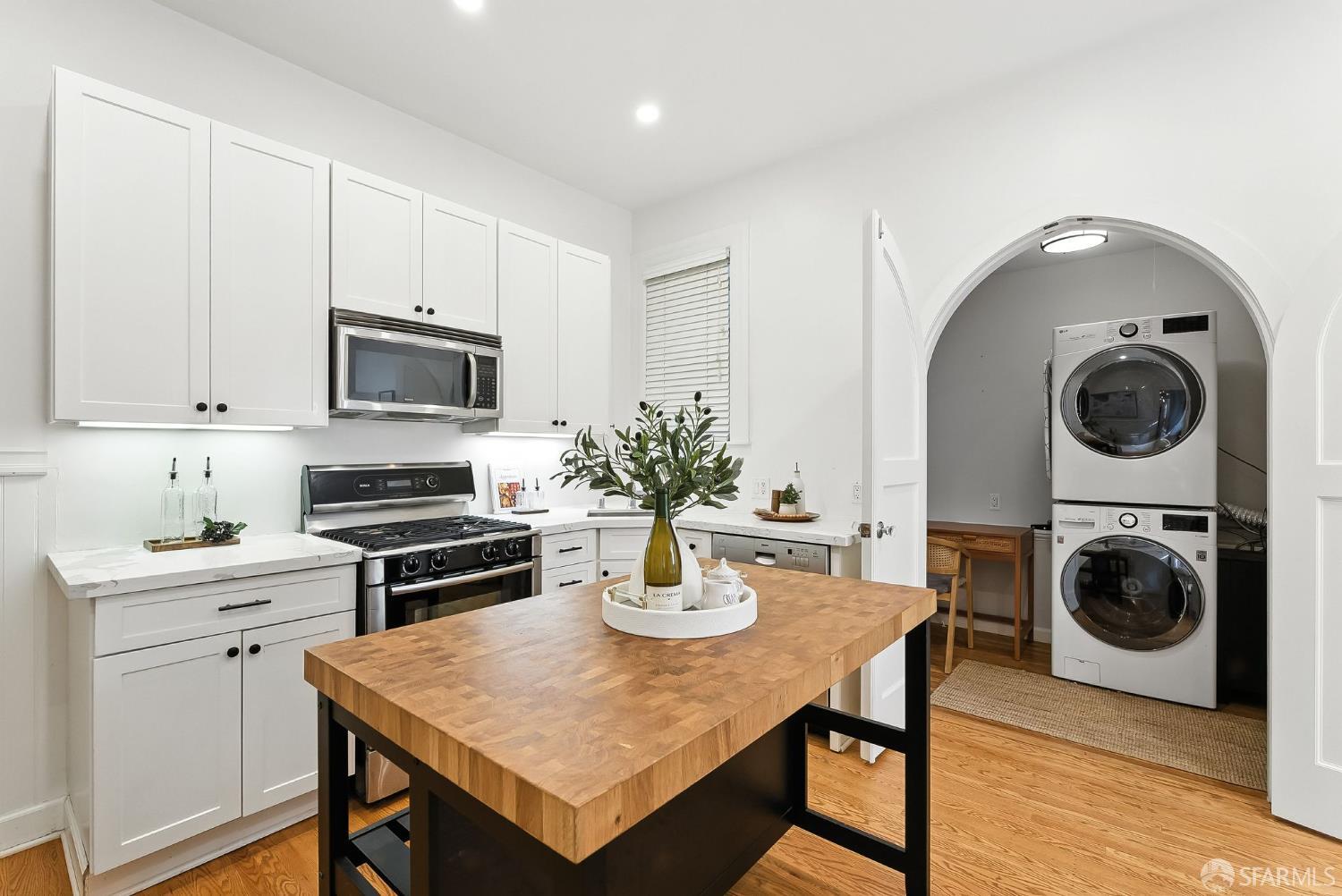 Detail Gallery Image 3 of 33 For 66 Pleasant St, San Francisco,  CA 94108 - 2 Beds | 2 Baths