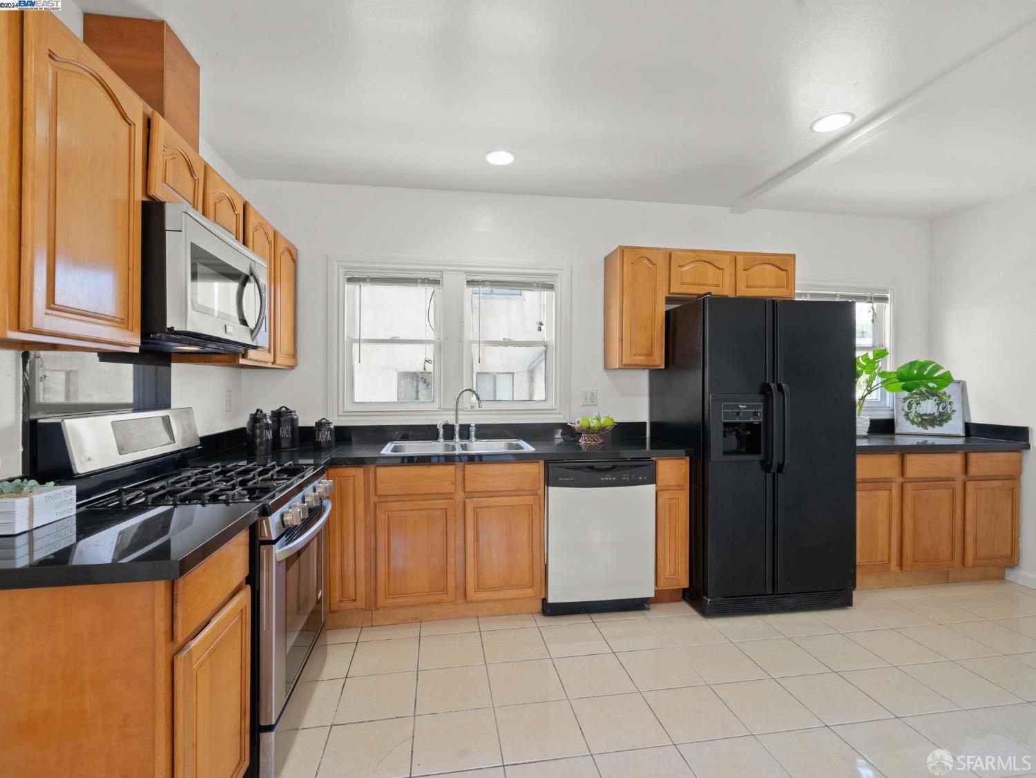 Detail Gallery Image 9 of 19 For 1747 E 22nd St, Oakland,  CA 94606 - 4 Beds | 3 Baths