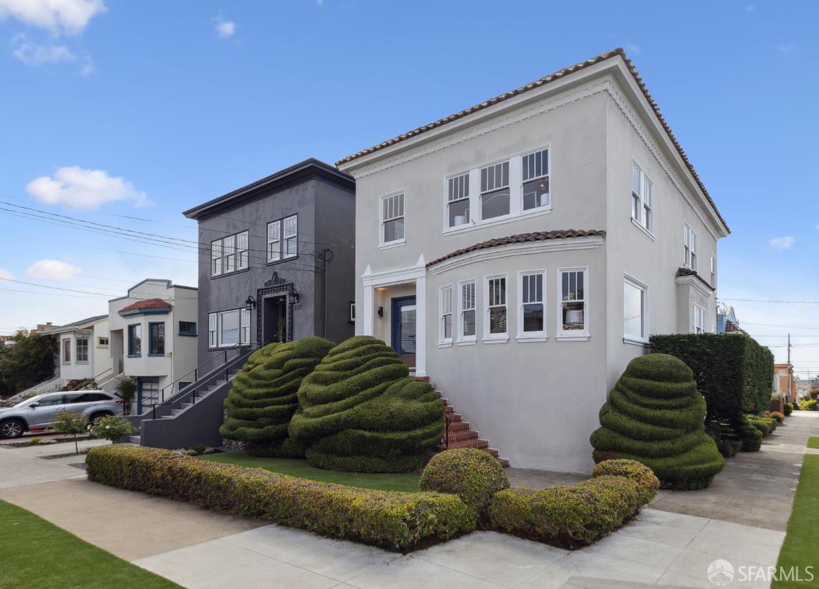 Detail Gallery Image 4 of 94 For 2201 17th Ave, San Francisco,  CA 94116 - 4 Beds | 1/1 Baths