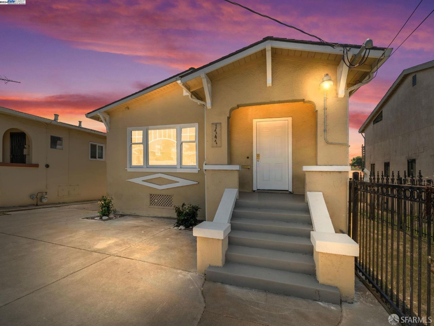 Detail Gallery Image 2 of 19 For 1747 E 22nd St, Oakland,  CA 94606 - 4 Beds | 3 Baths