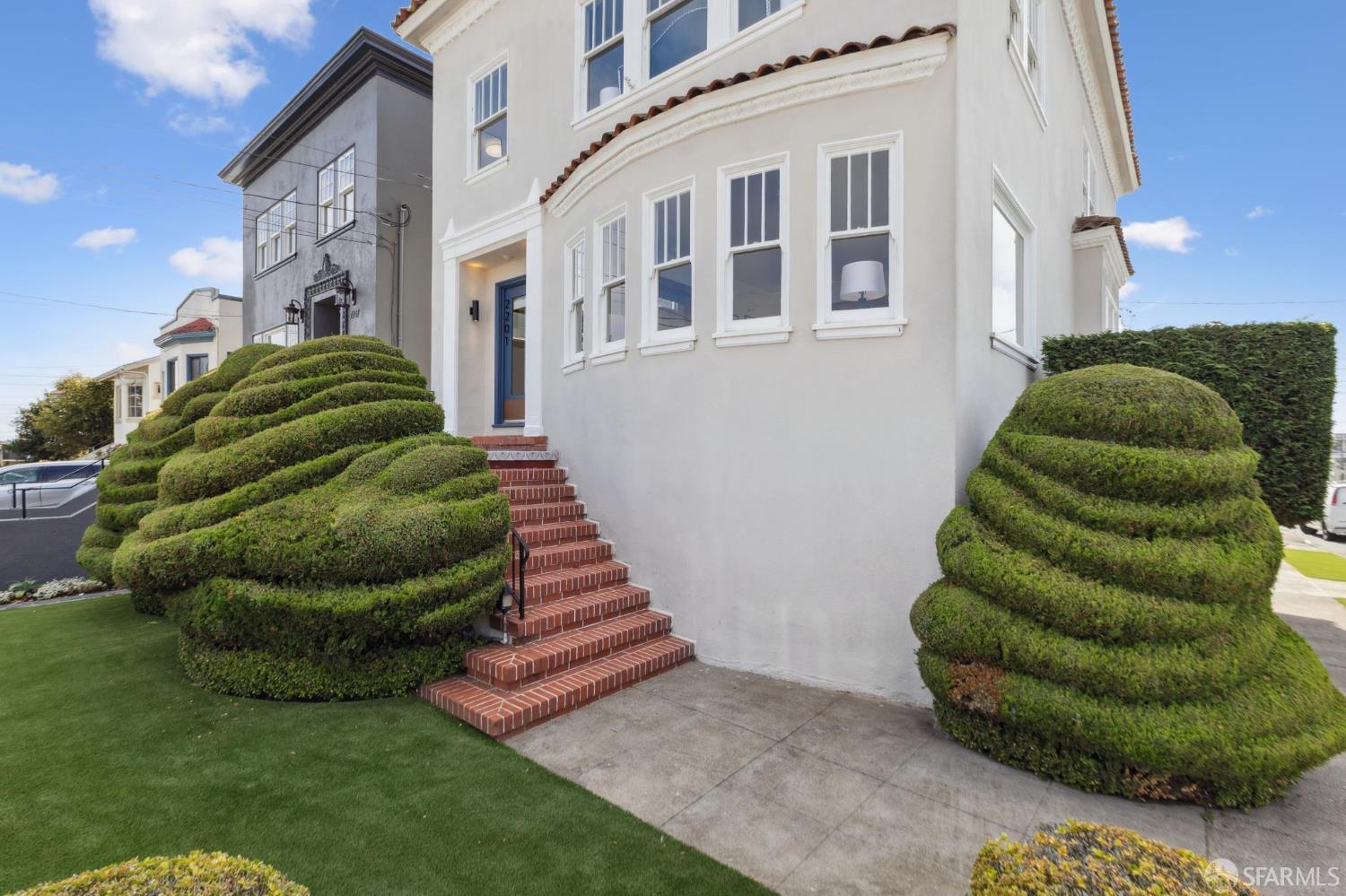 Detail Gallery Image 7 of 94 For 2201 17th Ave, San Francisco,  CA 94116 - 4 Beds | 1/1 Baths