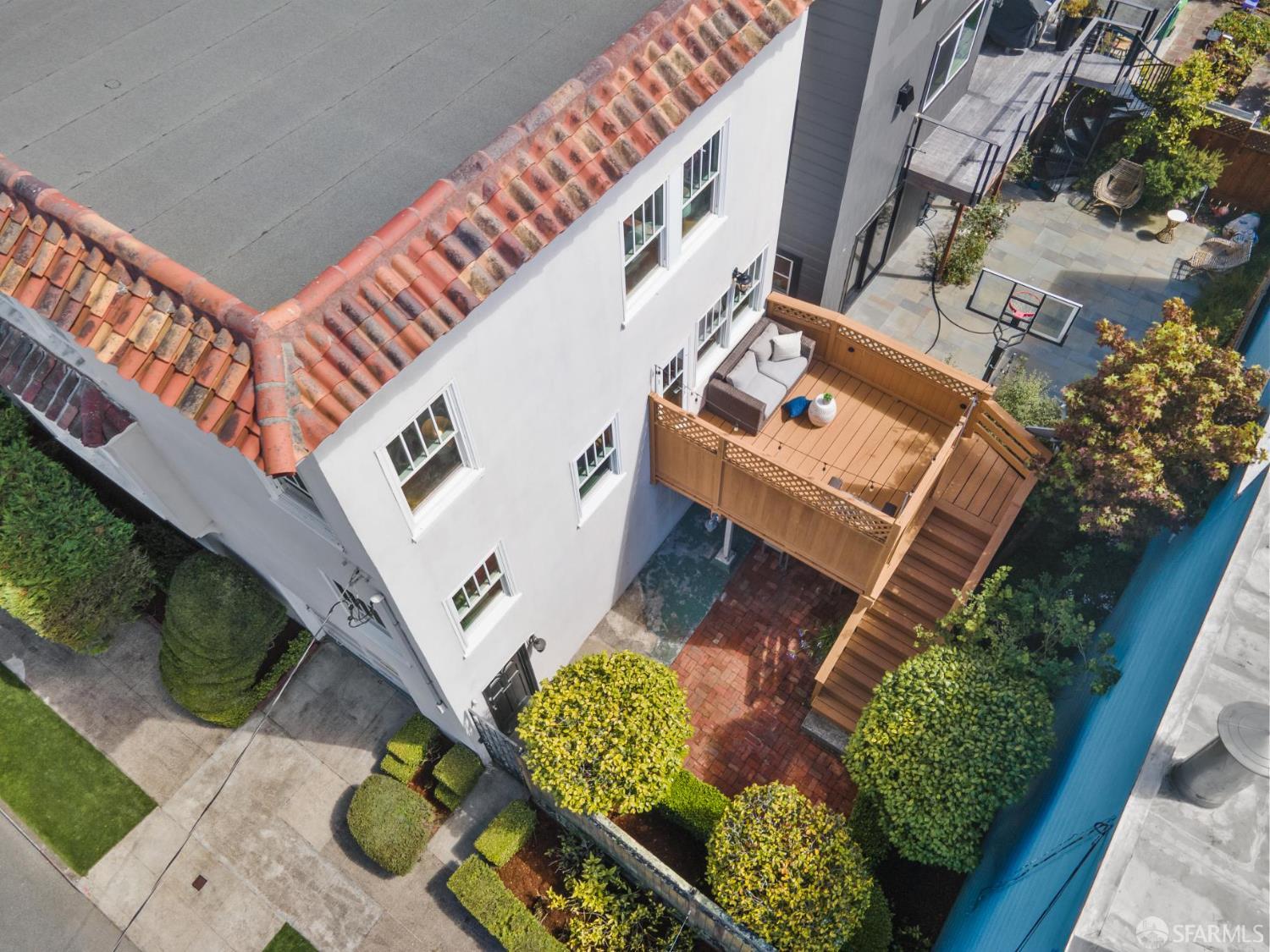 Detail Gallery Image 5 of 94 For 2201 17th Ave, San Francisco,  CA 94116 - 4 Beds | 1/1 Baths