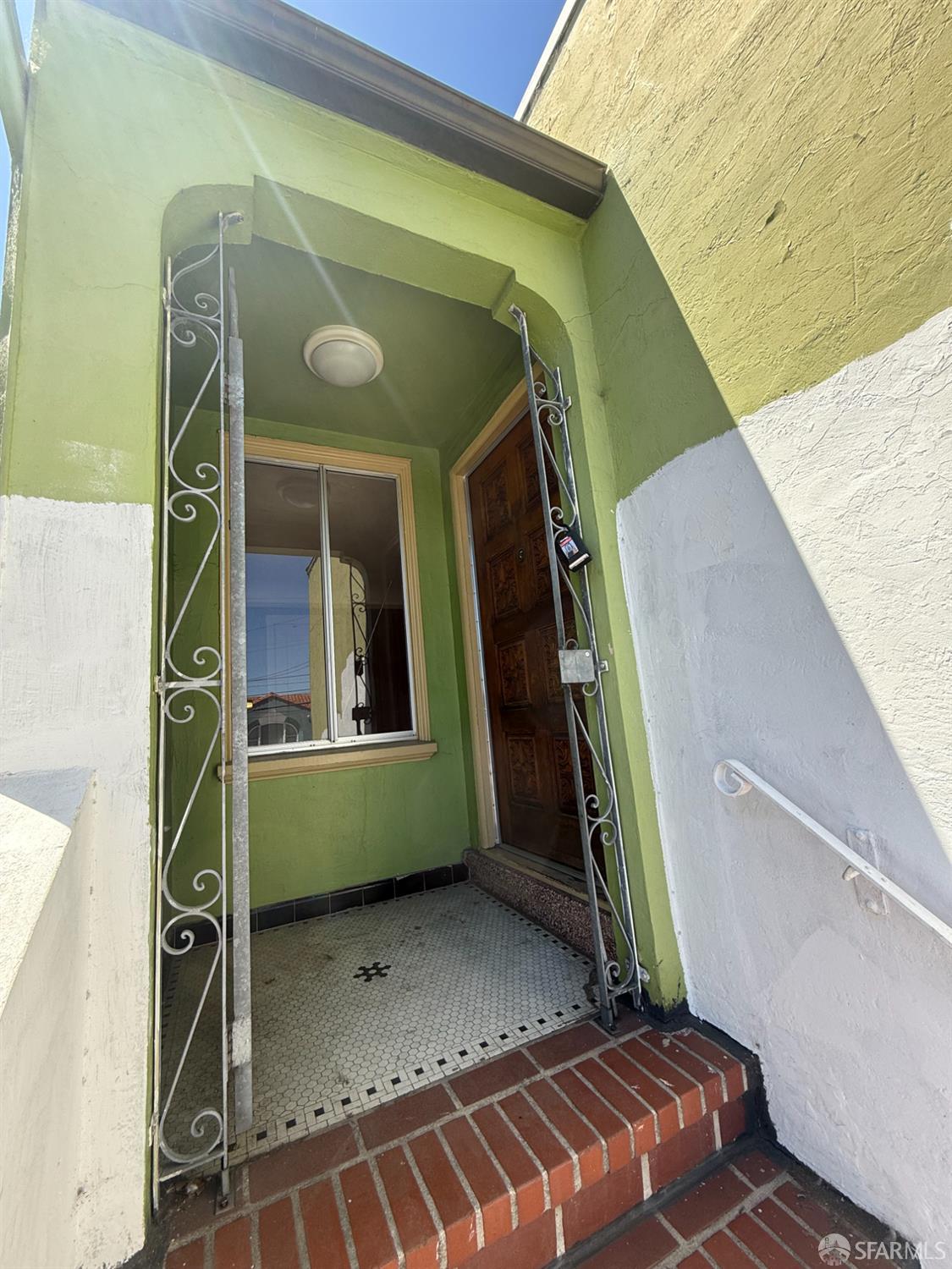 Detail Gallery Image 4 of 22 For 1283 Gilman Ave, San Francisco,  CA 94124 - 2 Beds | 1 Baths