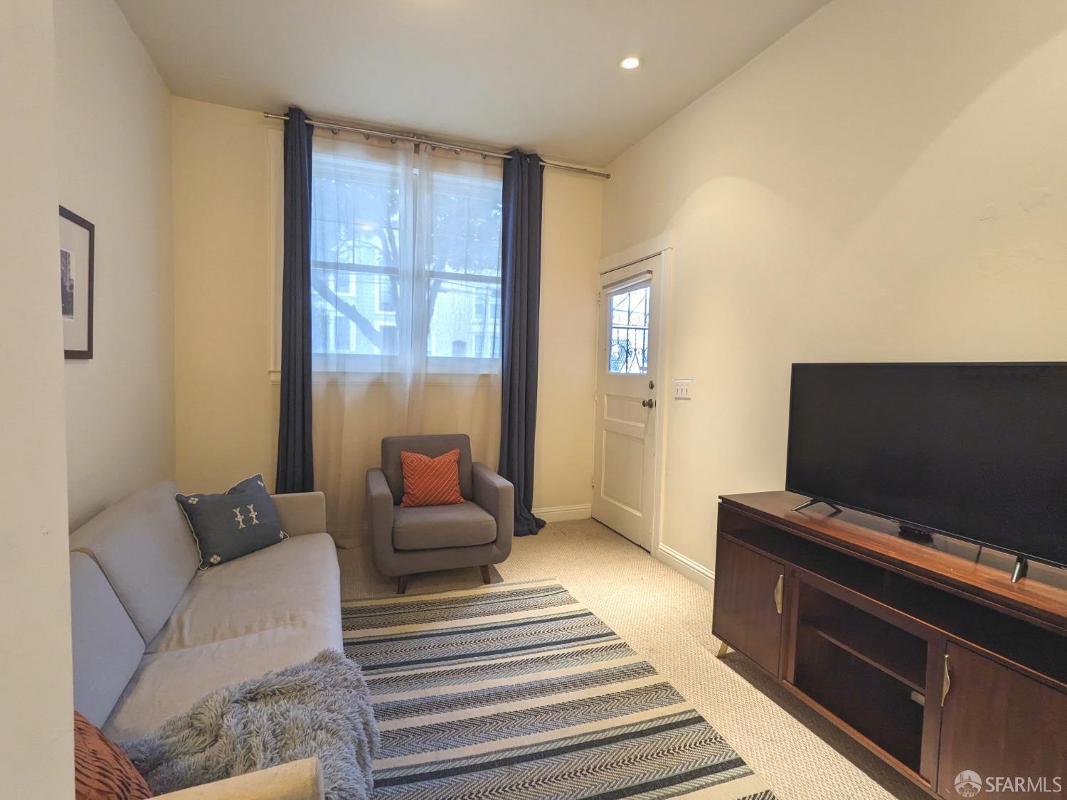 Detail Gallery Image 2 of 22 For 645 Hampshire St, San Francisco,  CA 94110 - 0 Beds | 1 Baths