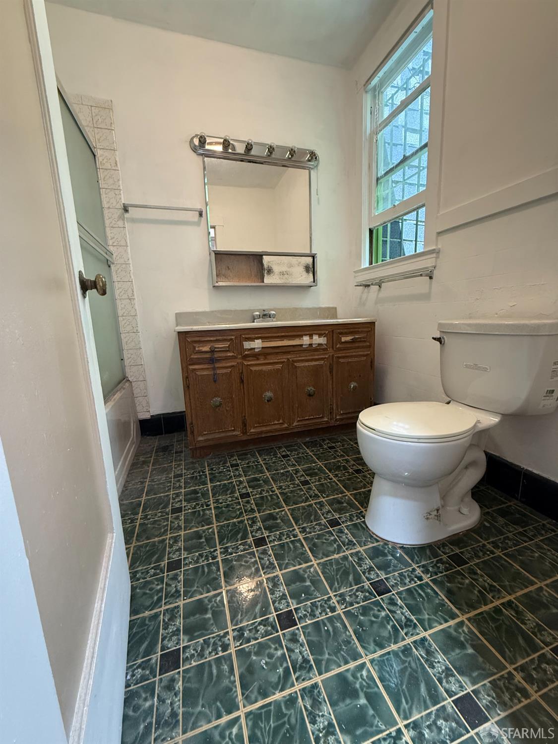 Detail Gallery Image 12 of 22 For 1283 Gilman Ave, San Francisco,  CA 94124 - 2 Beds | 1 Baths