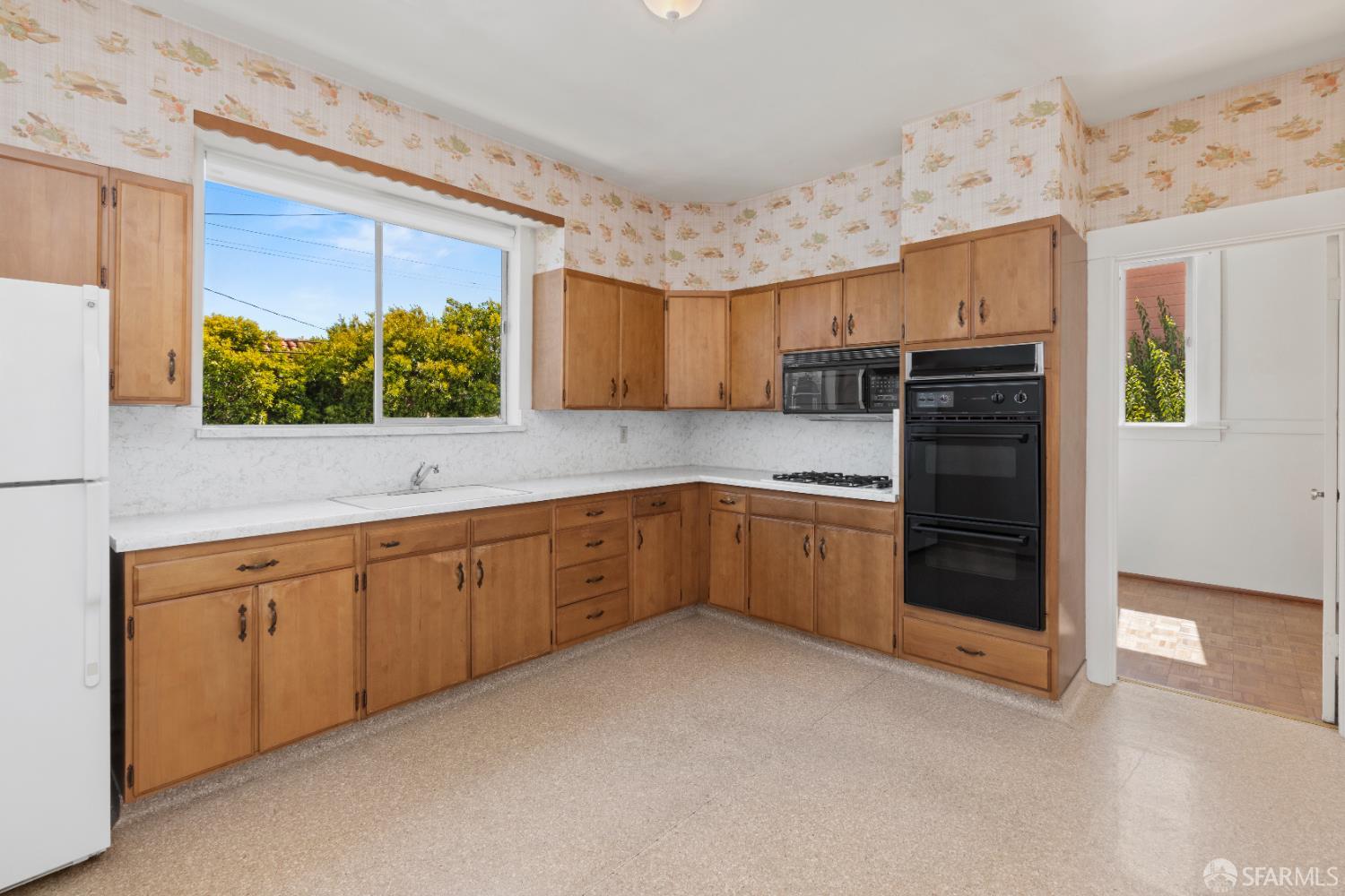 Detail Gallery Image 11 of 98 For 84 Goettingen St, San Francisco,  CA 94134 - 3 Beds | 2 Baths