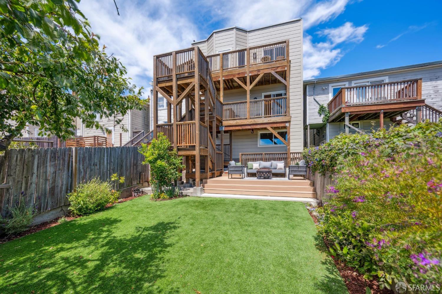 Detail Gallery Image 2 of 39 For 1343 Palou Ave, San Francisco,  CA 94124 - 4 Beds | 3 Baths
