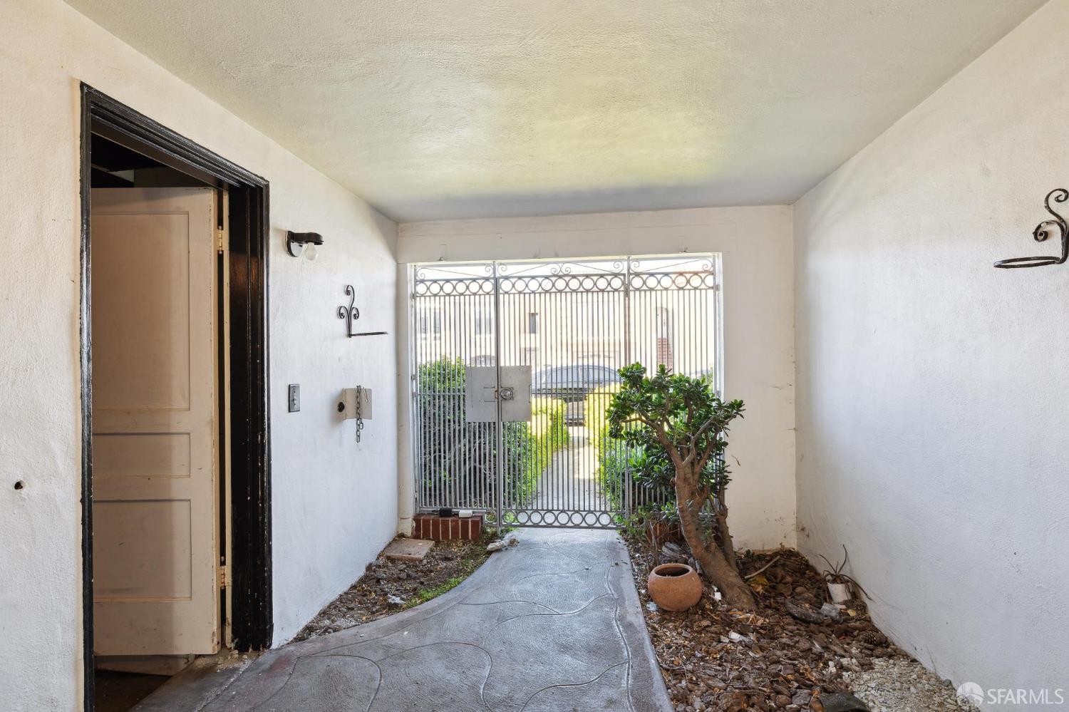 Detail Gallery Image 3 of 45 For 130 Meadowbrook Dr, San Francisco,  CA 94132 - 3 Beds | 1/1 Baths