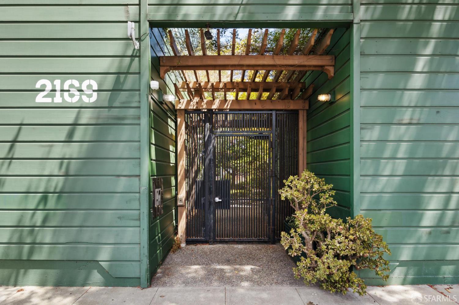 Detail Gallery Image 2 of 33 For 2169 Folsom St #M201,  San Francisco,  CA 94110 - 2 Beds | 1 Baths
