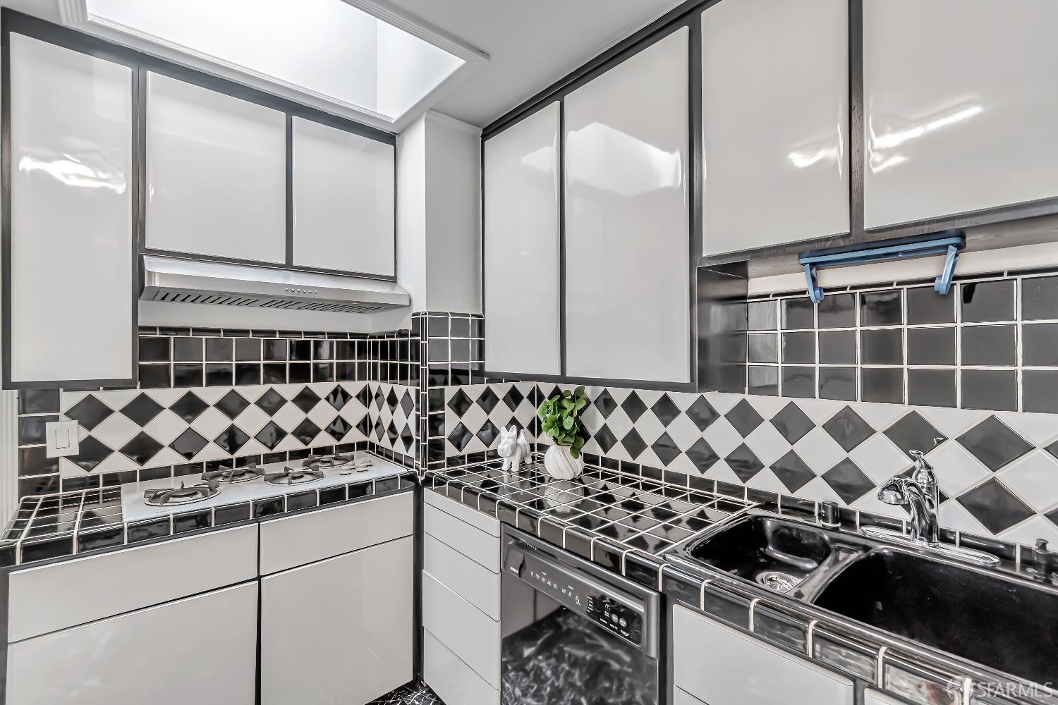 Detail Gallery Image 6 of 31 For 9 Shields St, San Francisco,  CA 94132 - 3 Beds | 2 Baths