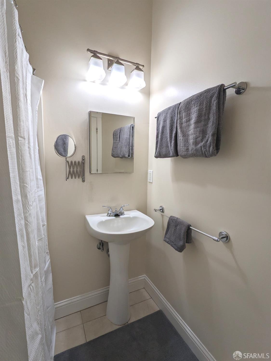 Detail Gallery Image 8 of 22 For 645 Hampshire St, San Francisco,  CA 94110 - 0 Beds | 1 Baths