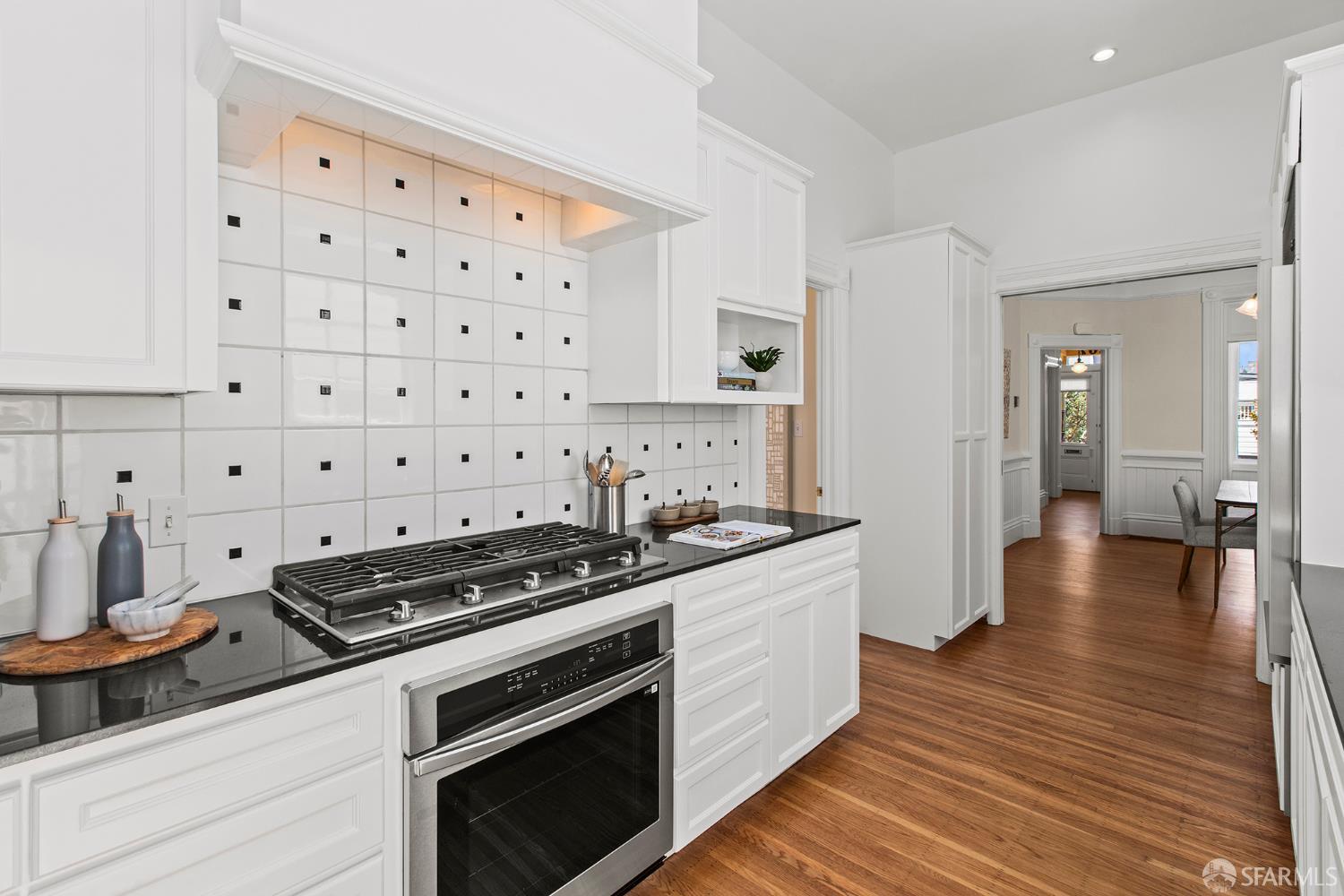 Detail Gallery Image 4 of 23 For 2207 Broderick St, San Francisco,  CA 94115 - 2 Beds | 1/1 Baths