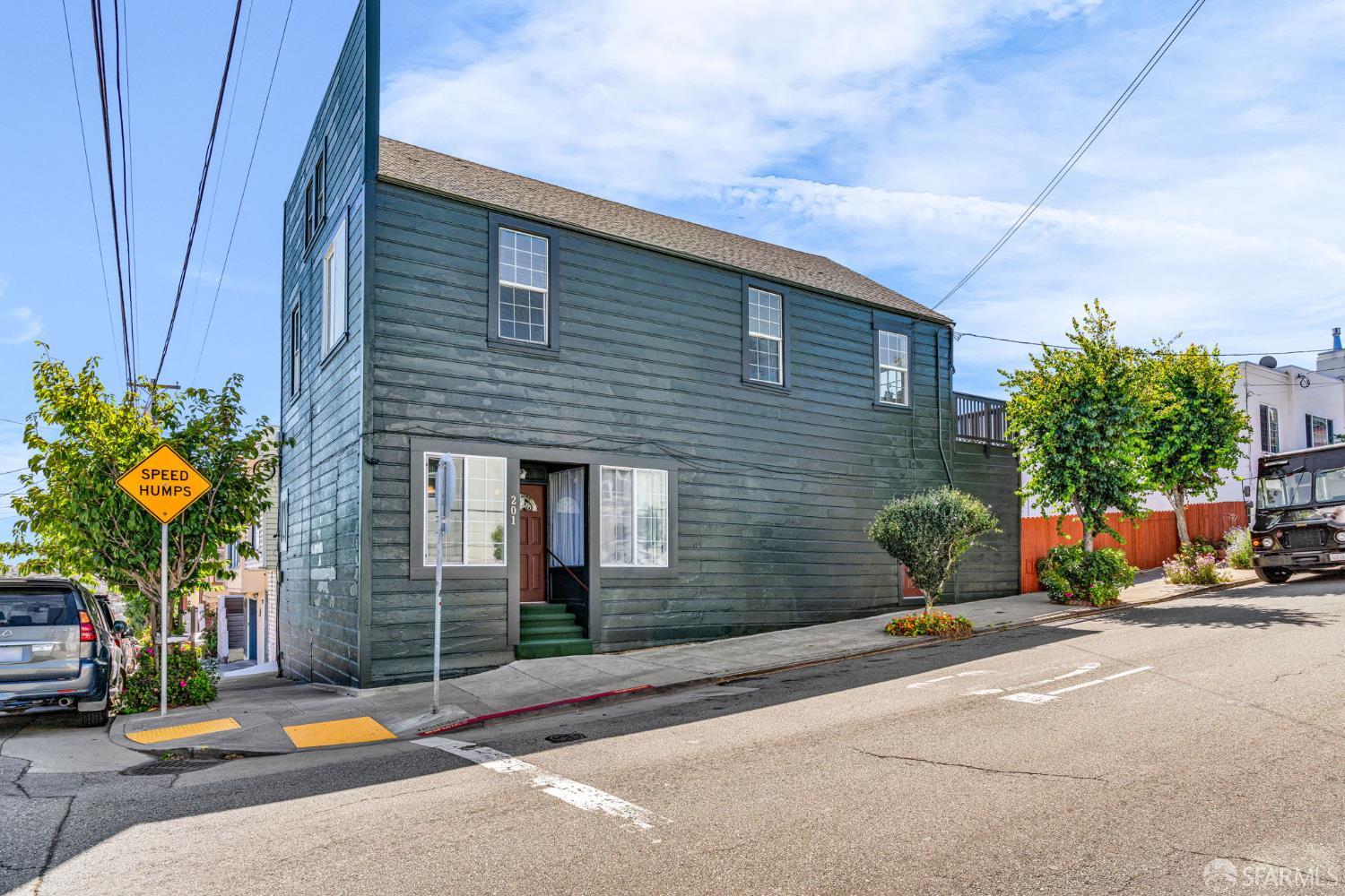 Detail Gallery Image 2 of 44 For 201 Congdon St, San Francisco,  CA 94112 - 5 Beds | 2 Baths