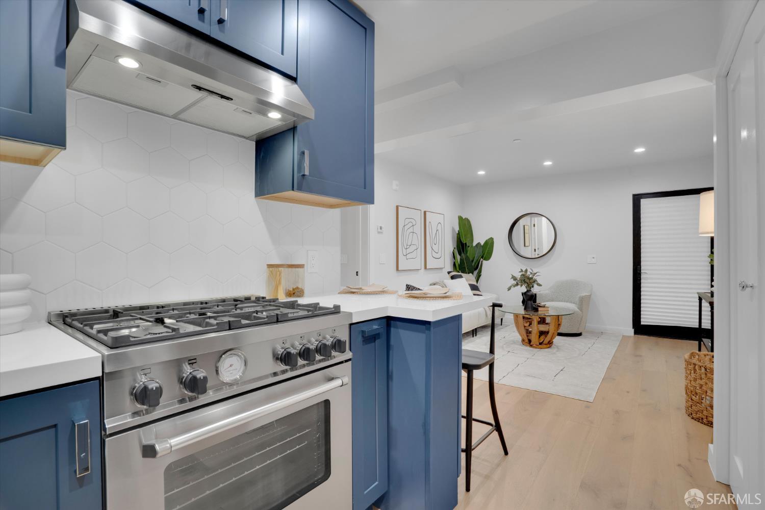 Detail Gallery Image 1 of 17 For 3443 20th St #B,  San Francisco,  CA 94110 - 1 Beds | 1 Baths