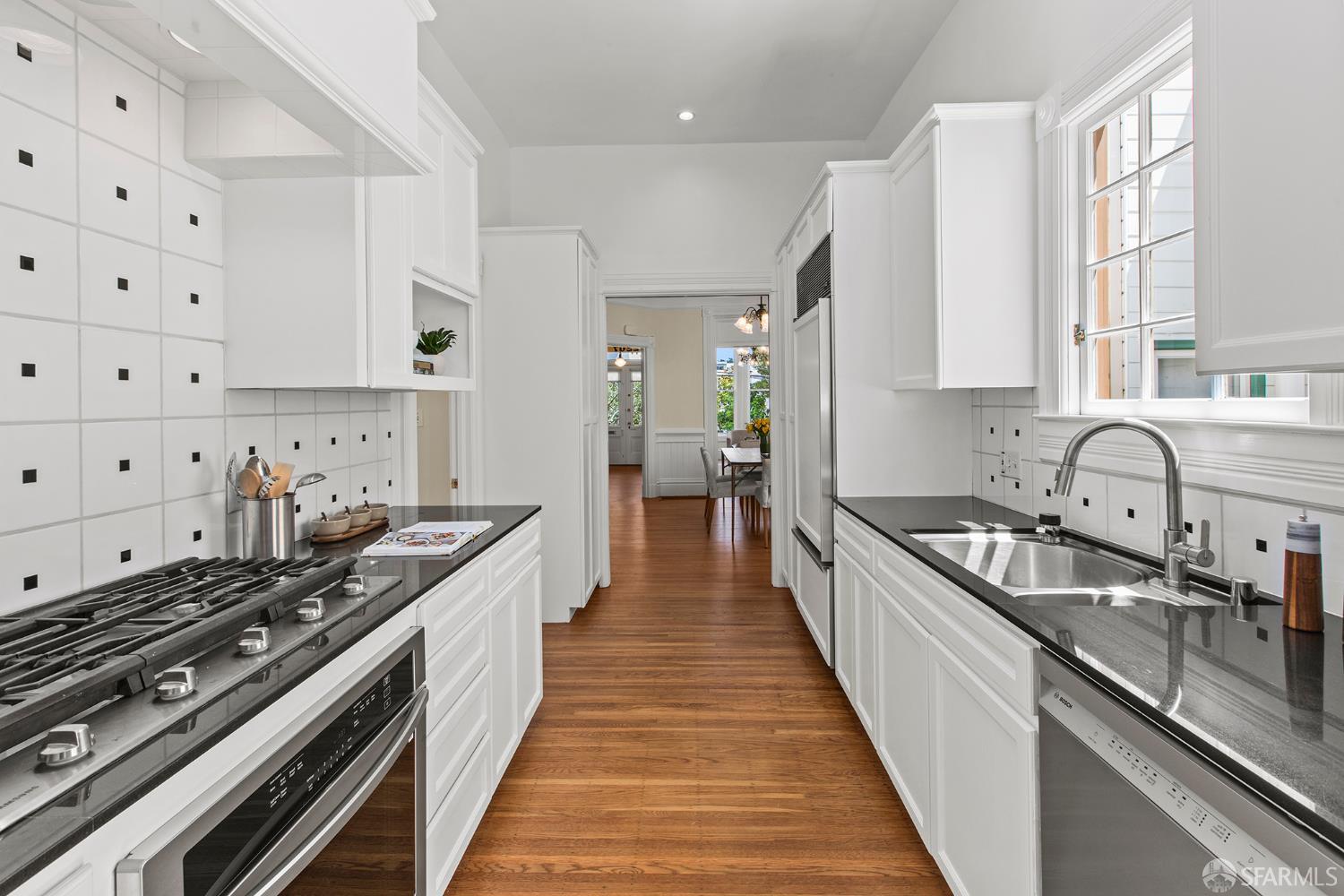 Detail Gallery Image 5 of 23 For 2207 Broderick St, San Francisco,  CA 94115 - 2 Beds | 1/1 Baths