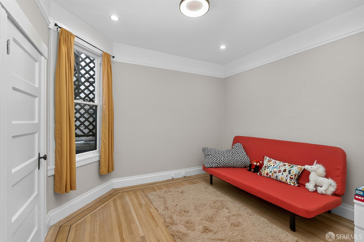 Detail Gallery Image 10 of 28 For 49 Theresa St, San Francisco,  CA 94112 - 5 Beds | 2 Baths