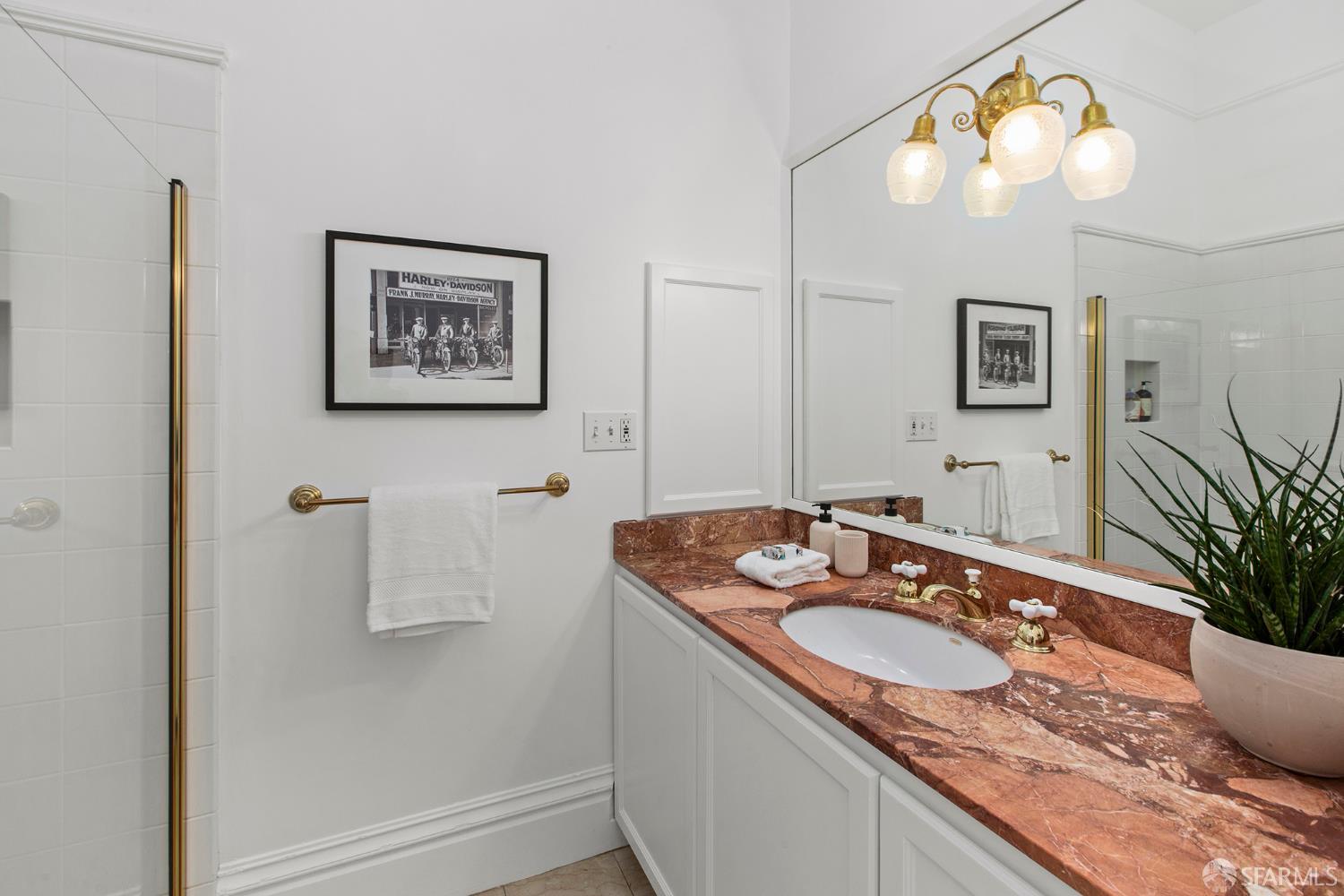 Detail Gallery Image 12 of 23 For 2207 Broderick St, San Francisco,  CA 94115 - 2 Beds | 1/1 Baths