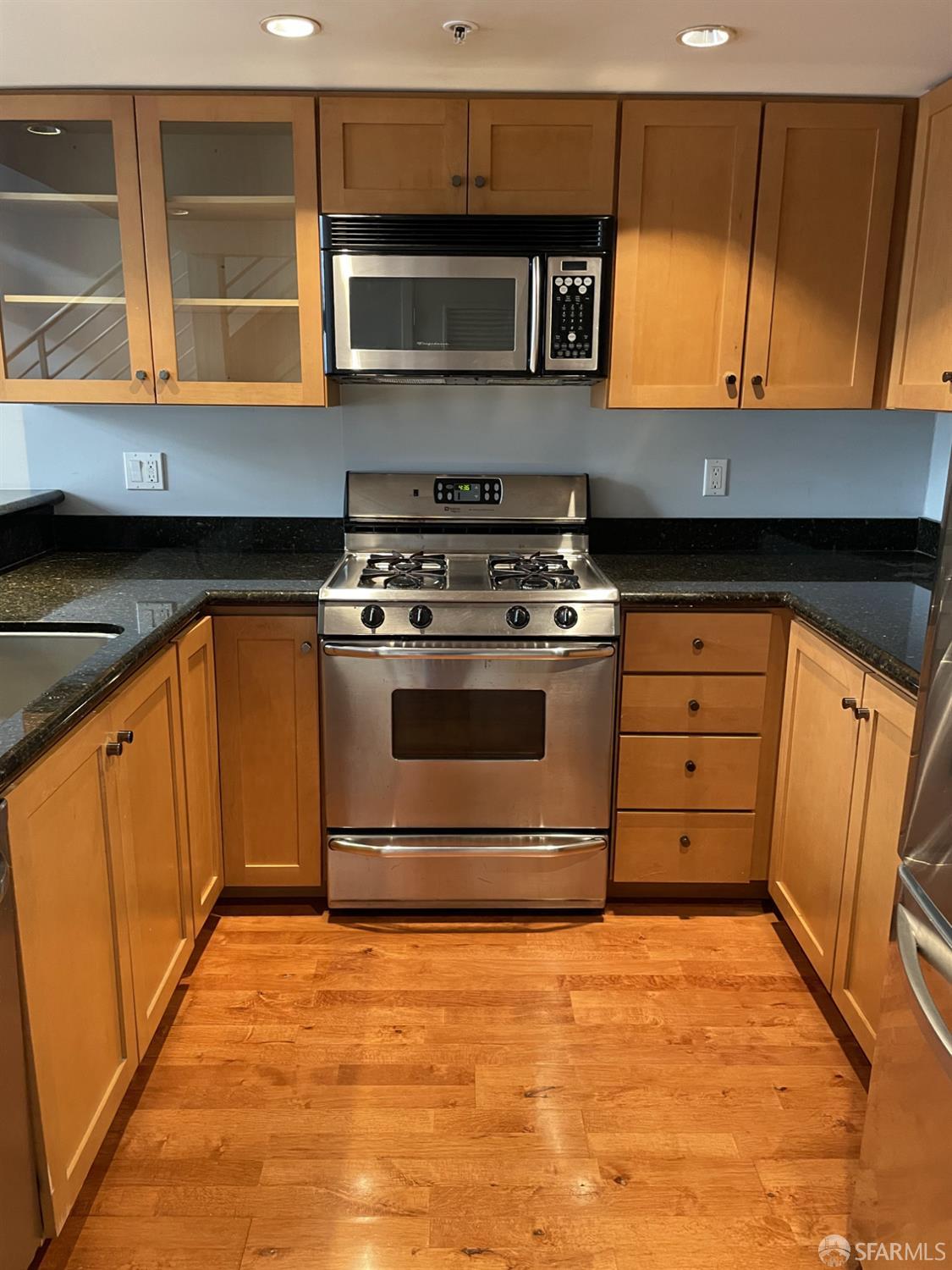 Detail Gallery Image 6 of 13 For 545 Leavenworth St #1,  San Francisco,  CA 94109 - 1 Beds | 2 Baths