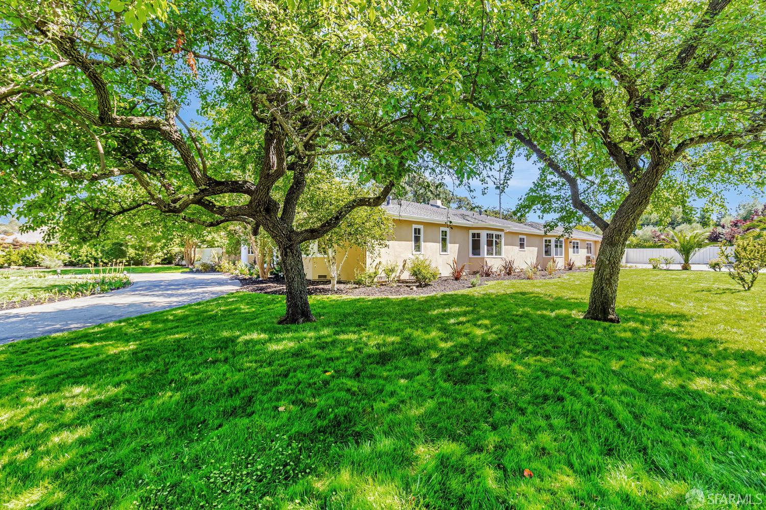 Detail Gallery Image 3 of 43 For 2 Callado Way, Atherton,  CA 94027 - 5 Beds | 4/1 Baths