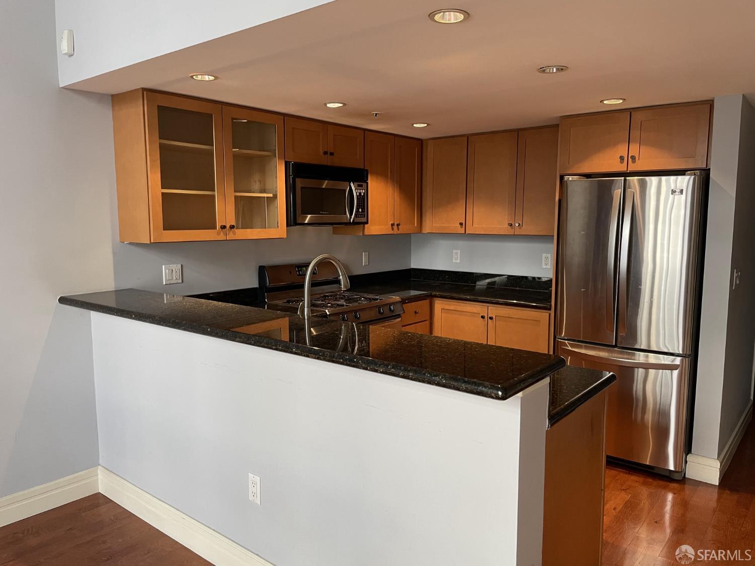 Detail Gallery Image 5 of 13 For 545 Leavenworth St #1,  San Francisco,  CA 94109 - 1 Beds | 2 Baths