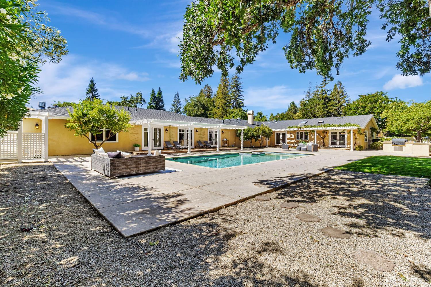 Detail Gallery Image 34 of 43 For 2 Callado Way, Atherton,  CA 94027 - 5 Beds | 4/1 Baths