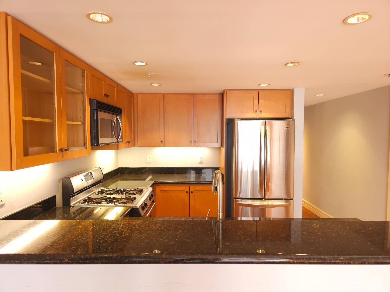 Detail Gallery Image 7 of 13 For 545 Leavenworth St #1,  San Francisco,  CA 94109 - 1 Beds | 2 Baths