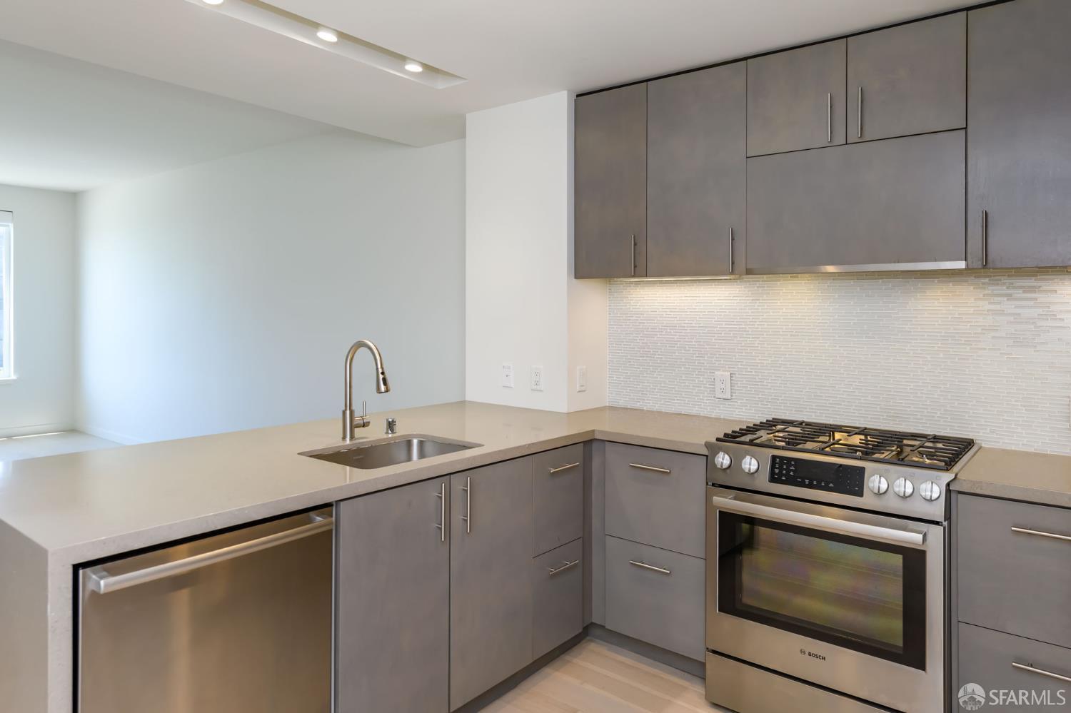 Detail Gallery Image 13 of 27 For 52 Innes Ct #308,  San Francisco,  CA 94124 - 1 Beds | 1 Baths