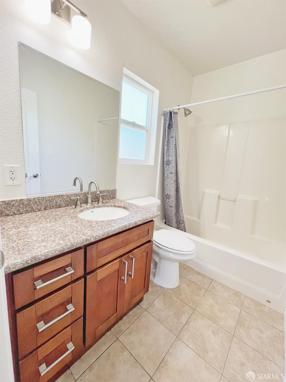 Detail Gallery Image 5 of 7 For 1912 Berkeley Way, Berkeley,  CA 94704 - 2 Beds | 1 Baths