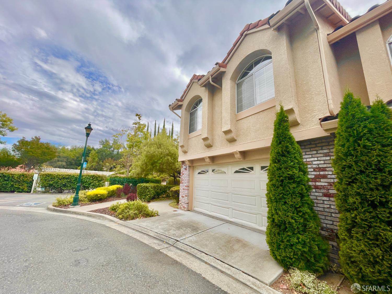 Detail Gallery Image 2 of 25 For 101 Grassmere Cir, San Ramon,  CA 94582 - 3 Beds | 2/1 Baths
