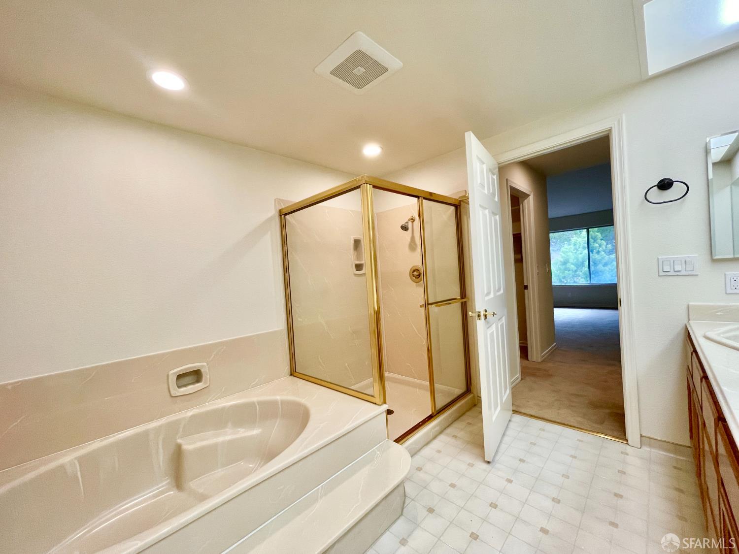 Detail Gallery Image 19 of 25 For 101 Grassmere Cir, San Ramon,  CA 94582 - 3 Beds | 2/1 Baths