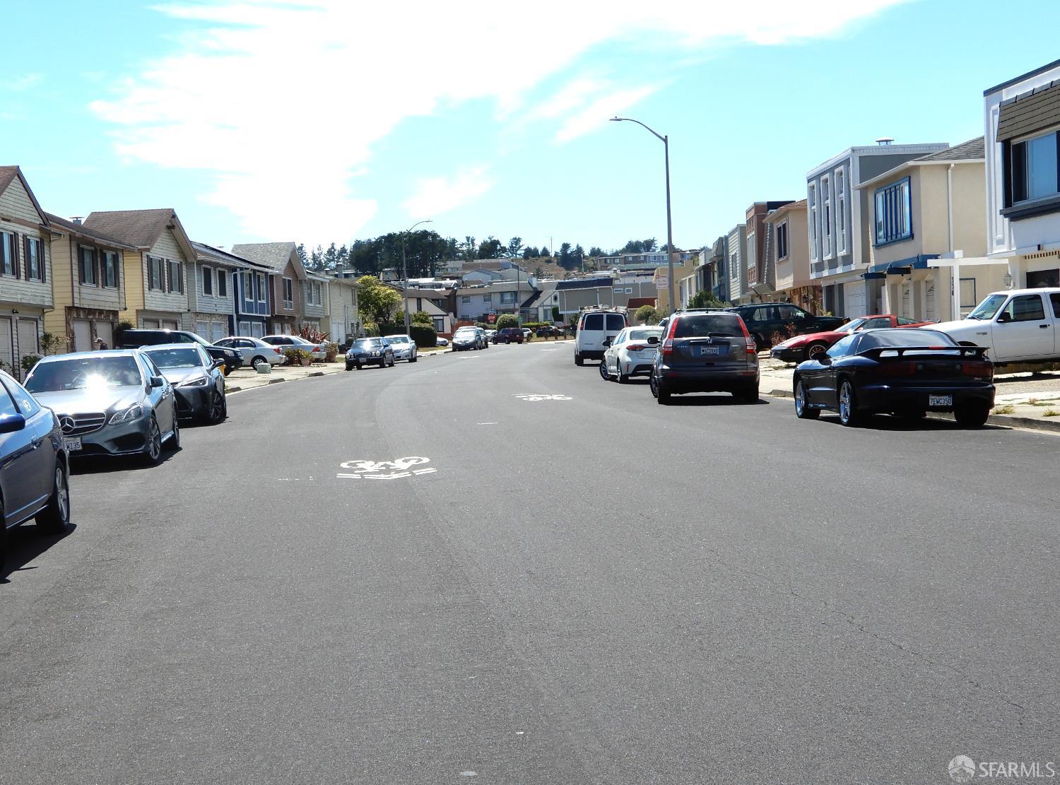 Detail Gallery Image 2 of 5 For 550 Verducci Dr, Daly City,  CA 94015 - 3 Beds | 1/1 Baths