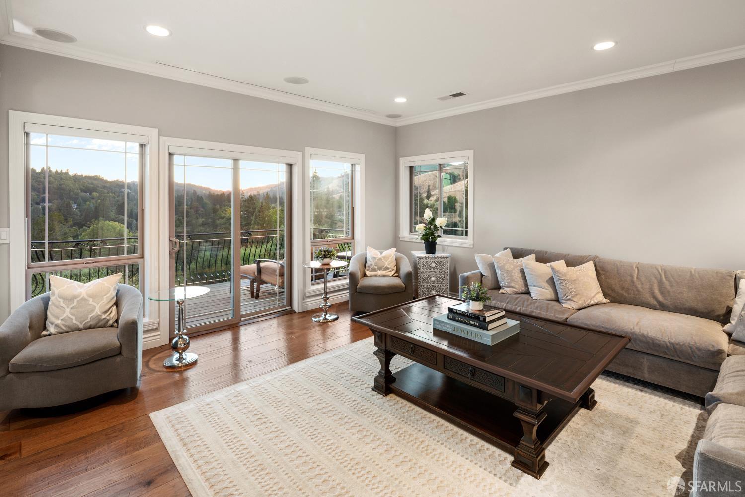 Detail Gallery Image 10 of 35 For 1127 Oak Hill Rd, Lafayette,  CA 94549 - 3 Beds | 3 Baths