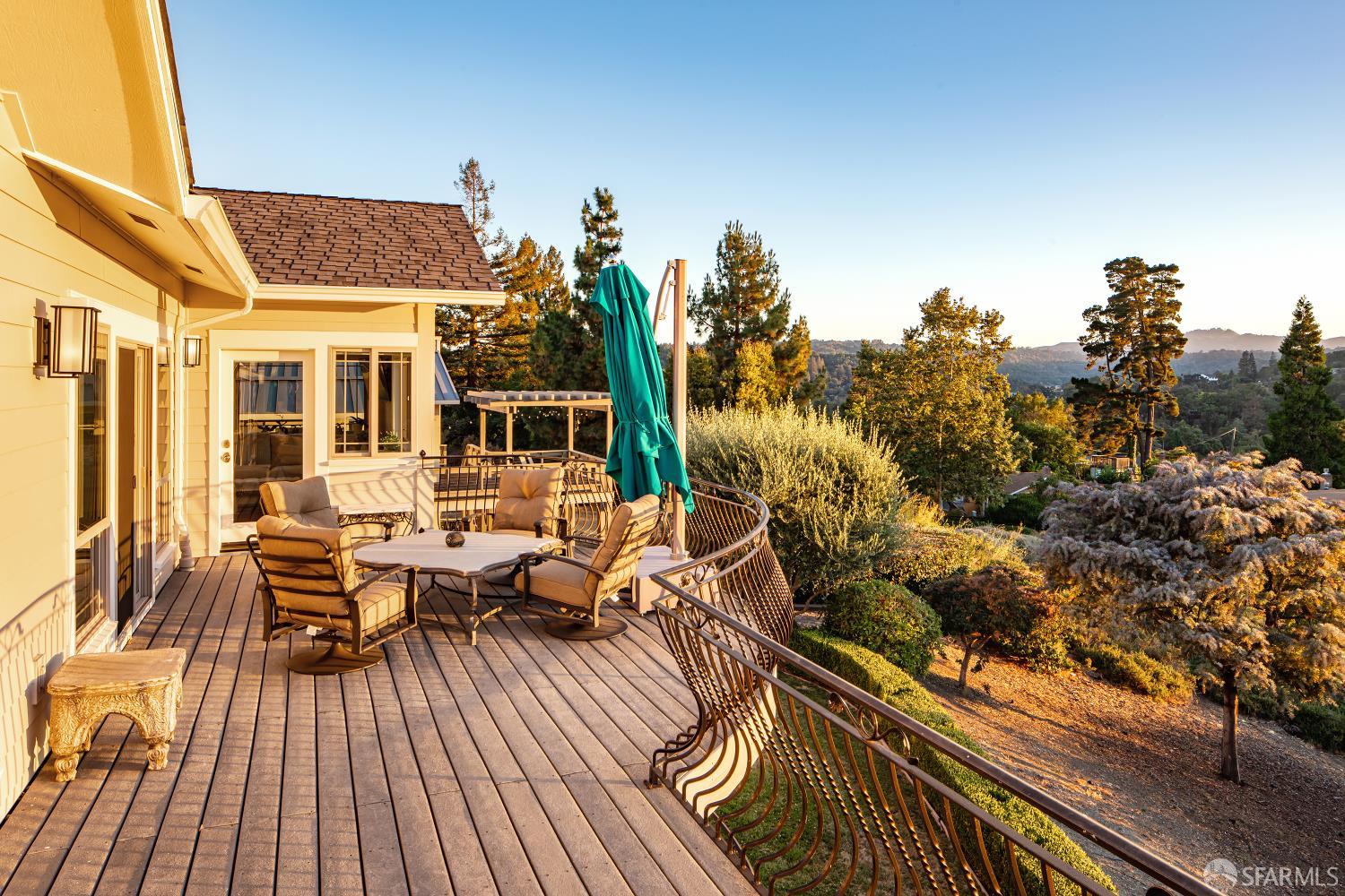Detail Gallery Image 15 of 35 For 1127 Oak Hill Rd, Lafayette,  CA 94549 - 3 Beds | 3 Baths