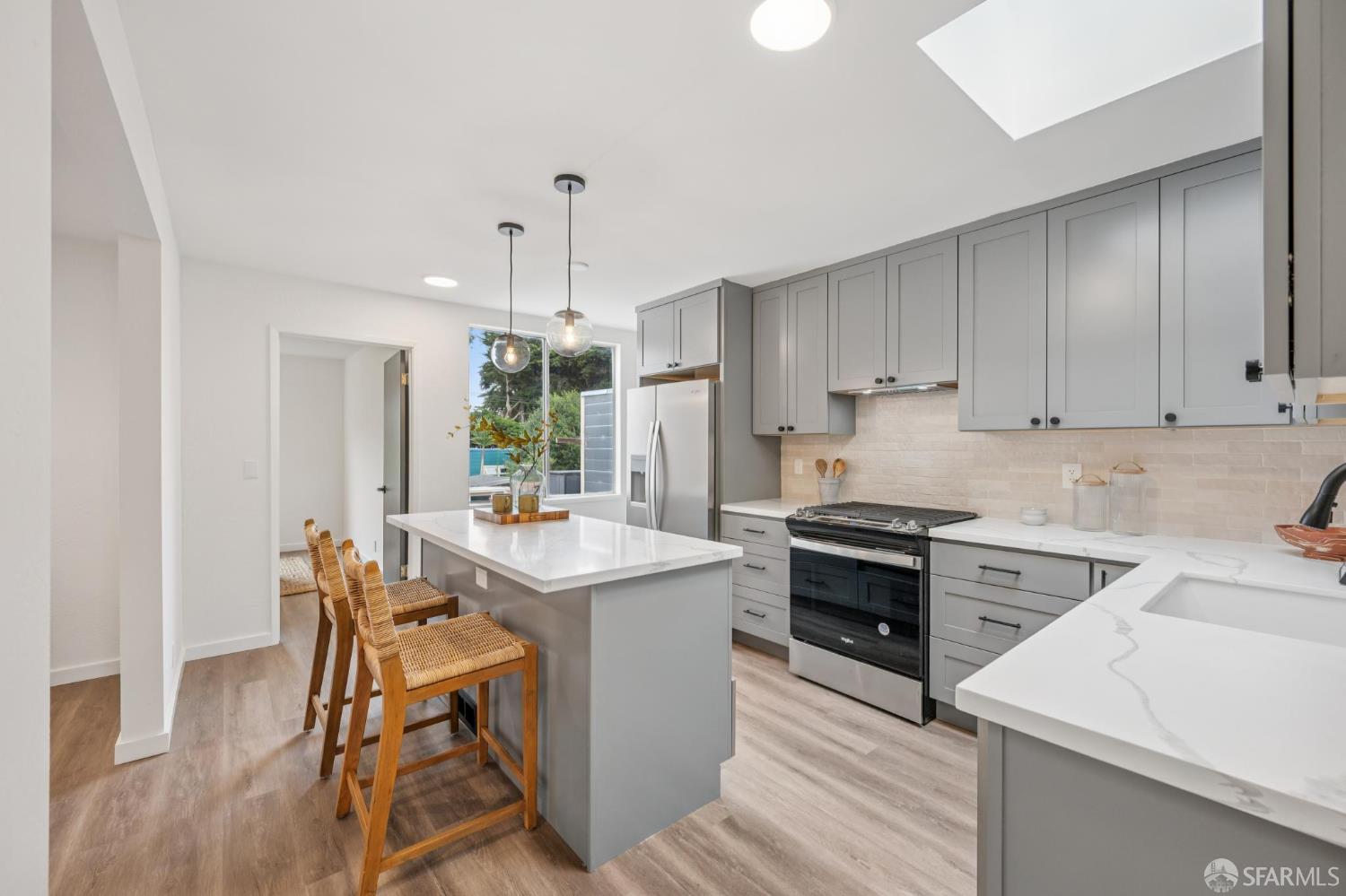 Detail Gallery Image 8 of 52 For 363 Prague St, San Francisco,  CA 94112 - 4 Beds | 2/1 Baths