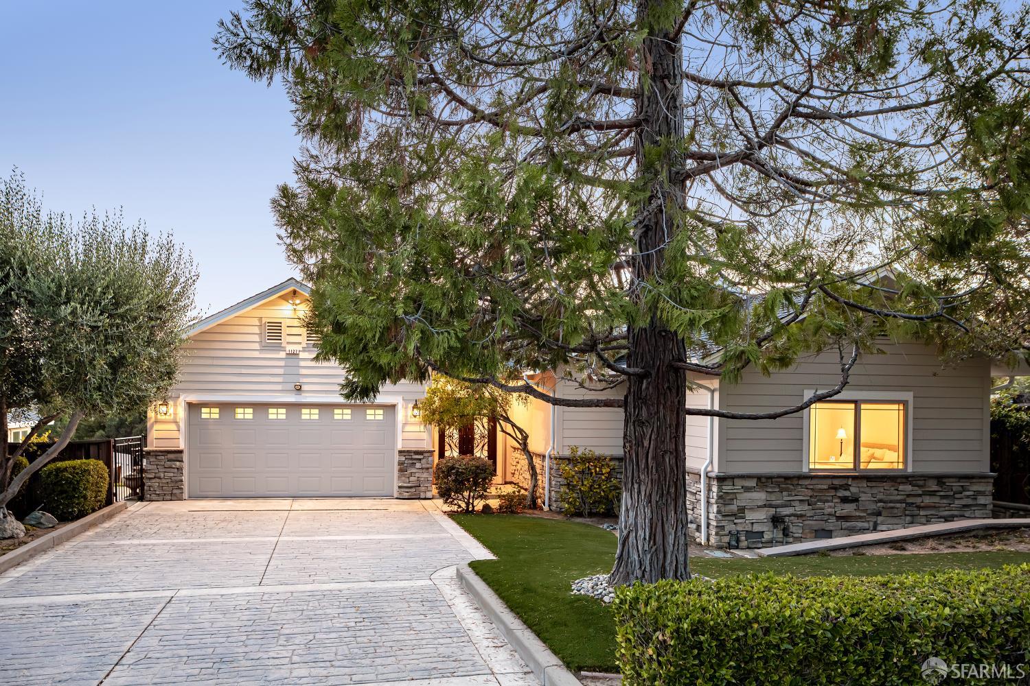 Detail Gallery Image 1 of 35 For 1127 Oak Hill Rd, Lafayette,  CA 94549 - 3 Beds | 3 Baths