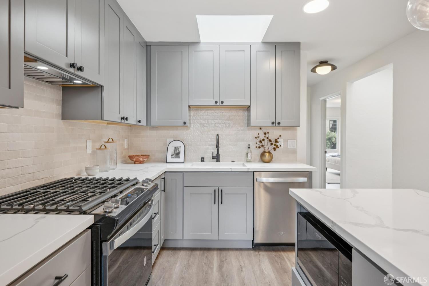 Detail Gallery Image 10 of 52 For 363 Prague St, San Francisco,  CA 94112 - 4 Beds | 2/1 Baths