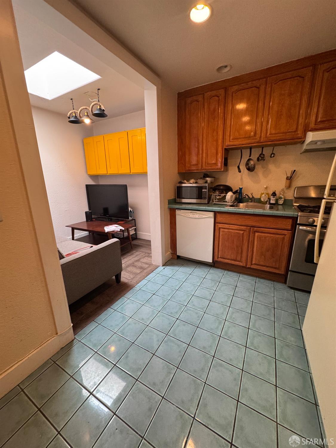 Detail Gallery Image 6 of 9 For 158 Howth St, San Francisco,  CA 94112 - 4 Beds | 3 Baths