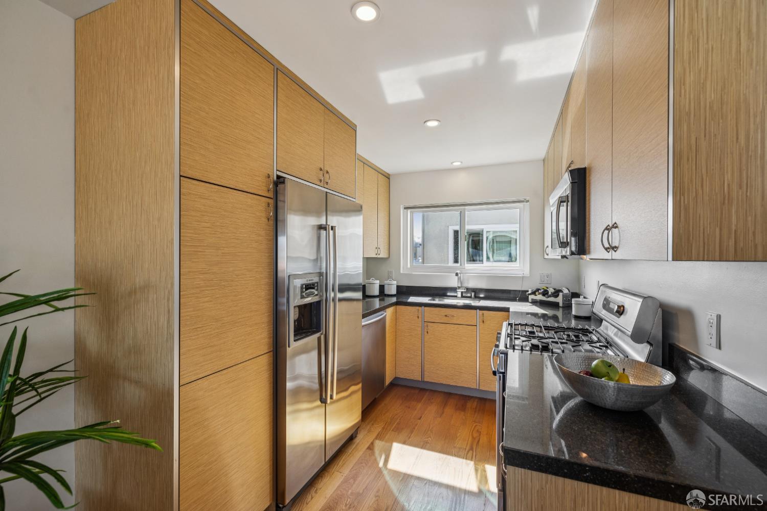 Detail Gallery Image 7 of 29 For 239 26th Ave #302,  San Francisco,  CA 94121 - 2 Beds | 1 Baths